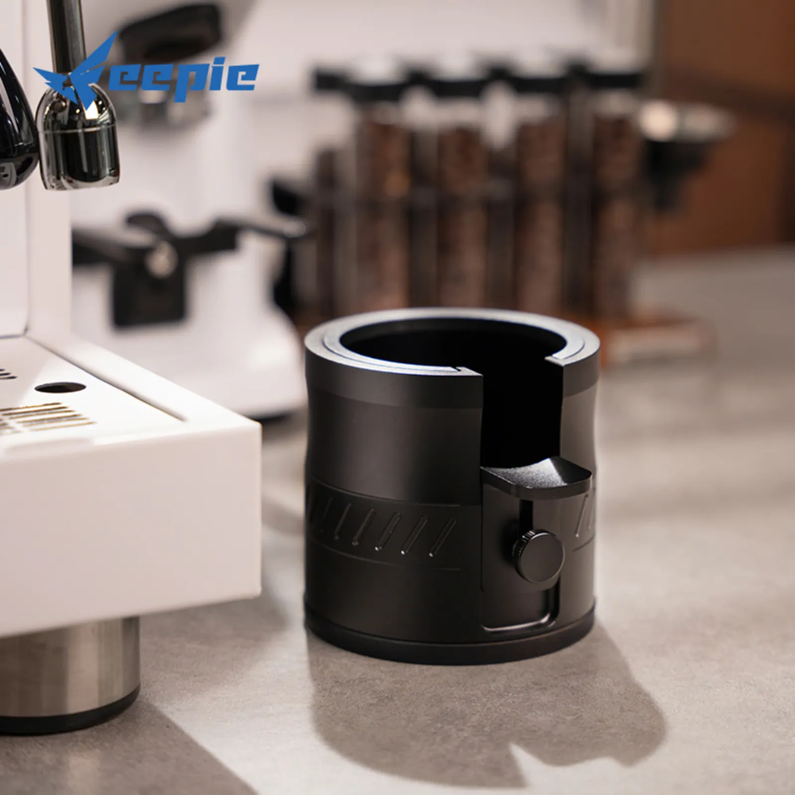 Đế nhôm giá đỡ tay cầm Feepie đặt trên quầy bar cạnh máy pha espresso trắng