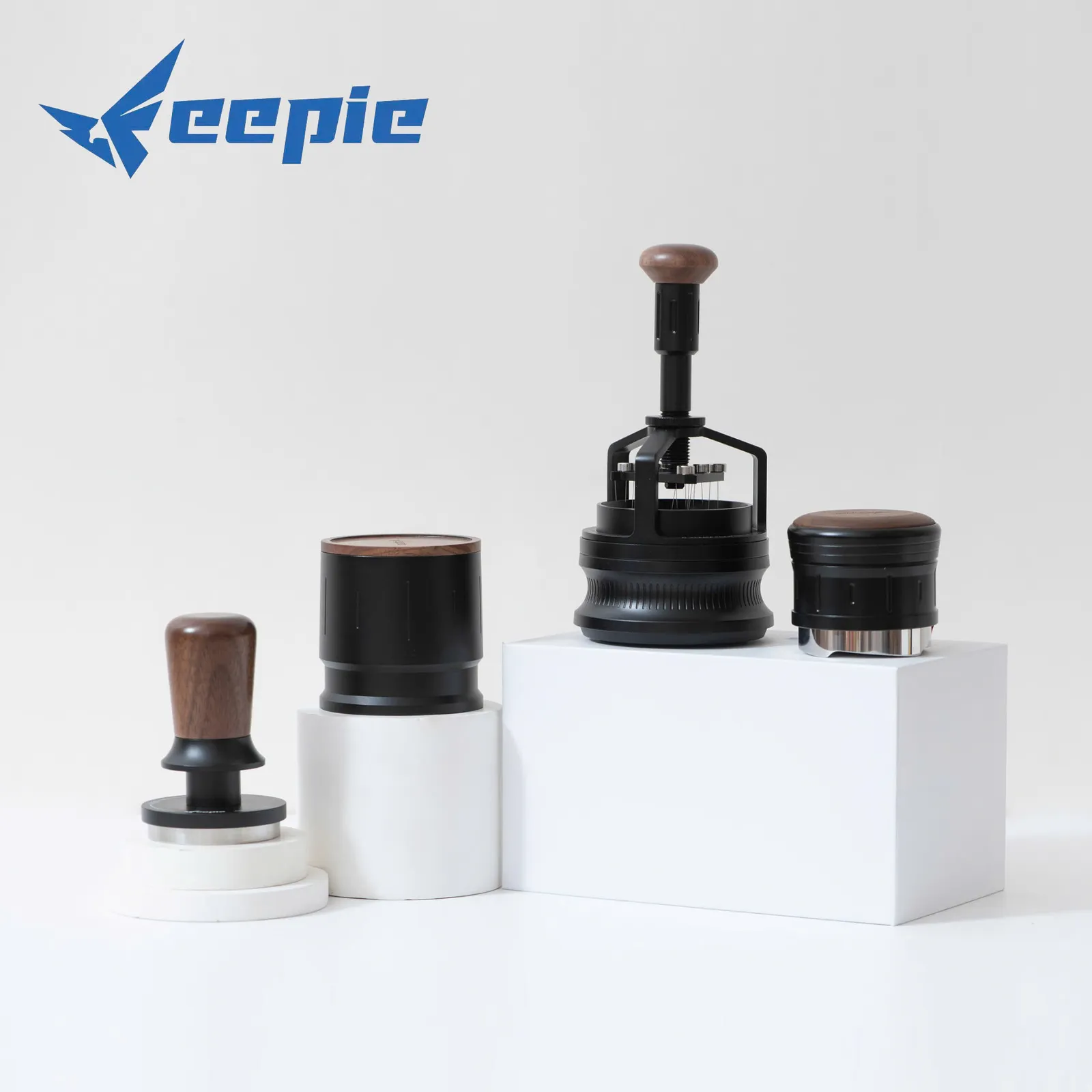 Trọn bộ 4 món combo dụng cụ pha espresso Feepie Wood Charm trên nền trắng