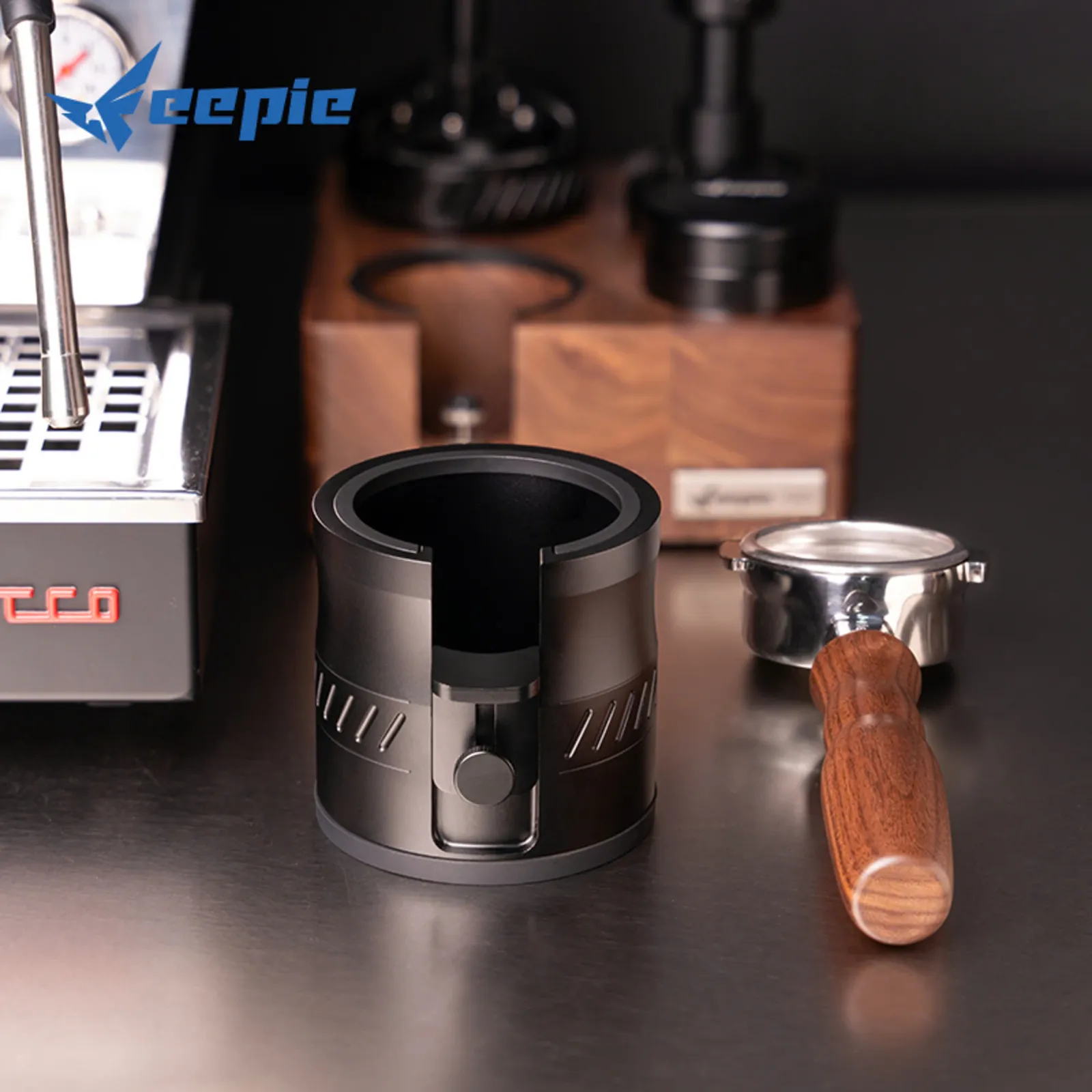 Đế nhôm giá đỡ Feepie đặt cạnh tay cầm portafilter cán gỗ trên quầy bar