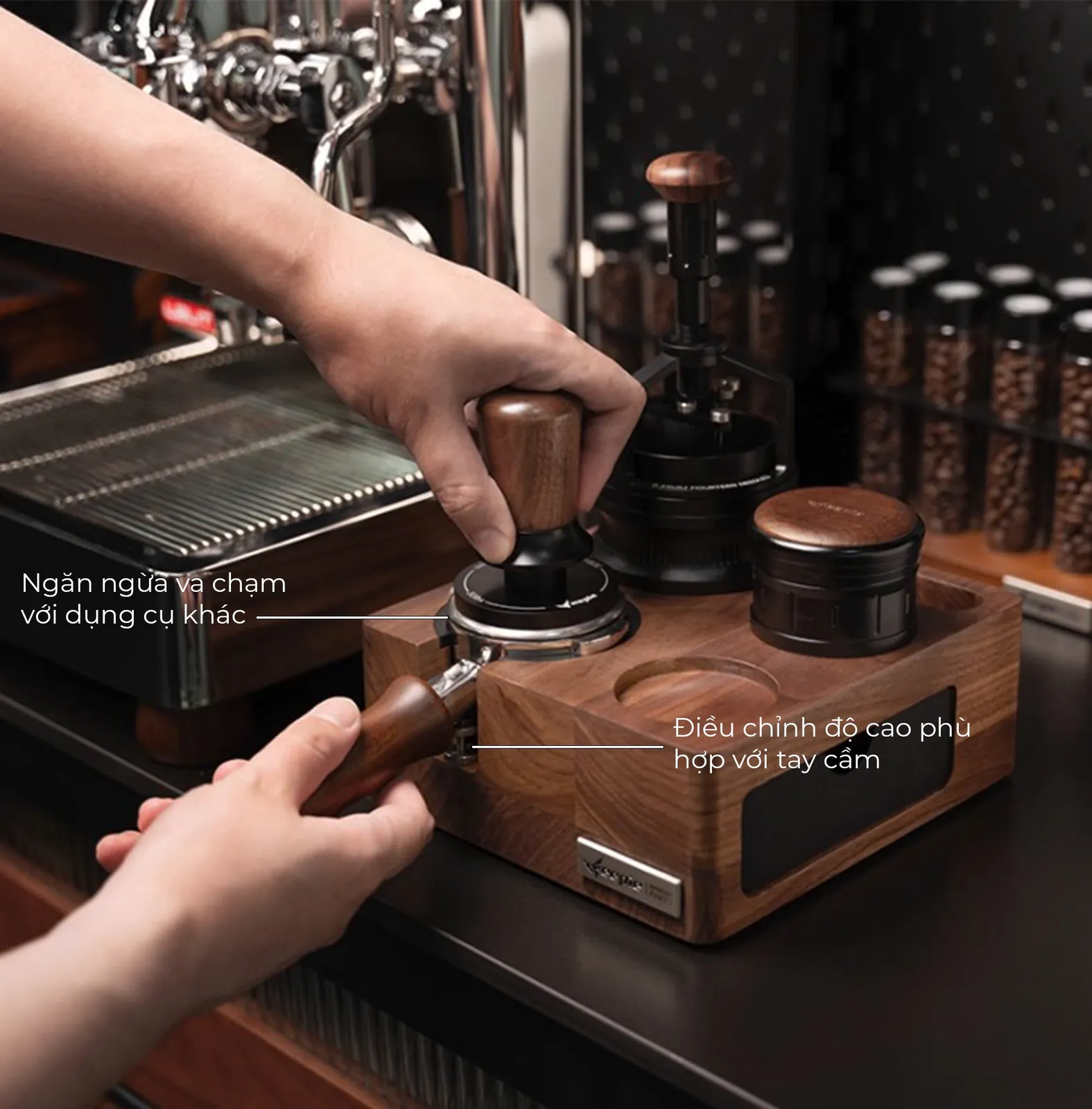 Điều chỉnh độ cao khe nén trên đế gỗ Feepie cho vừa tay cầm portafilter, ngăn ngừa va chạm dụng cụ