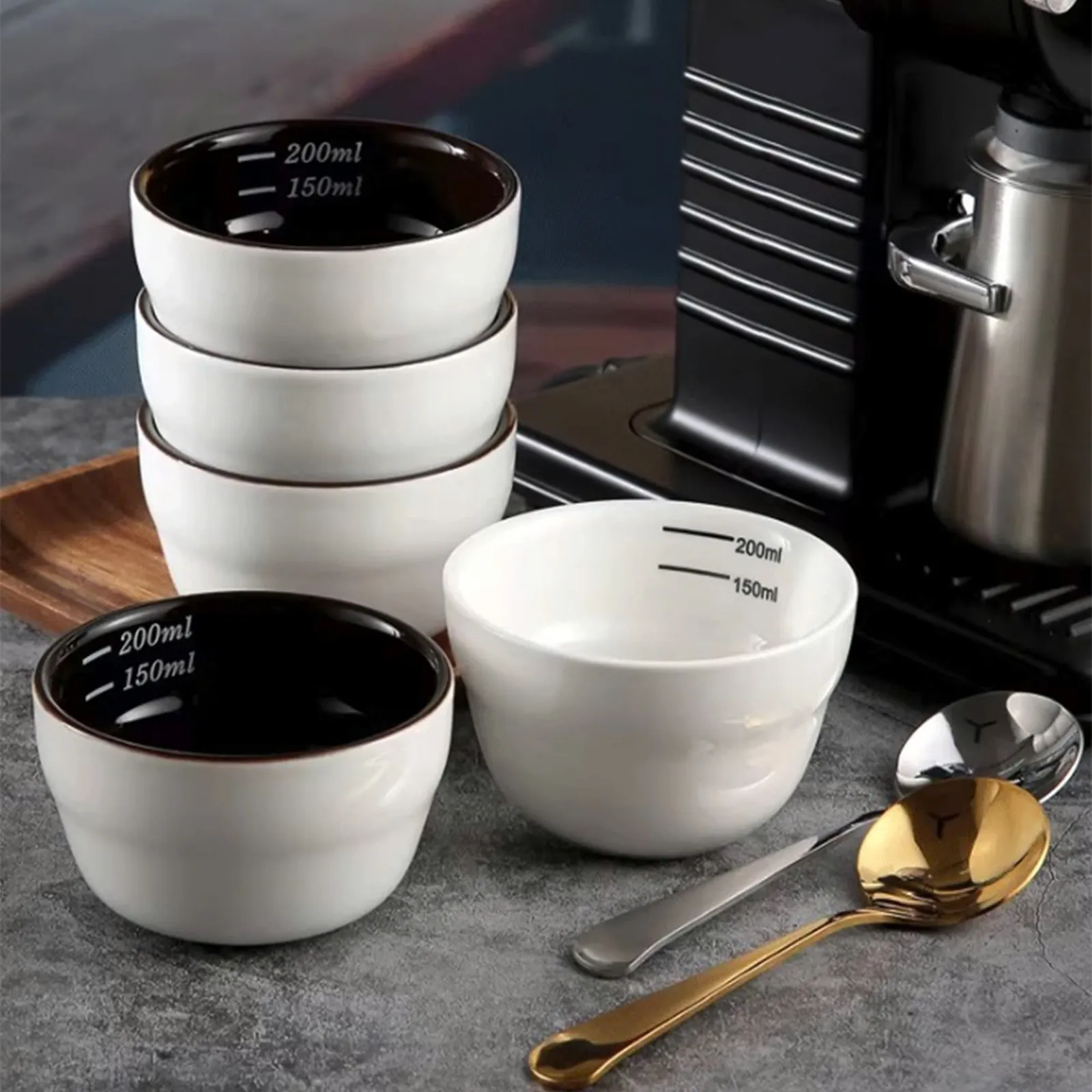 Nhiều chén cupping đựng hạt cà phê rang bày trên mặt bàn tối màu trong buổi thử nếm