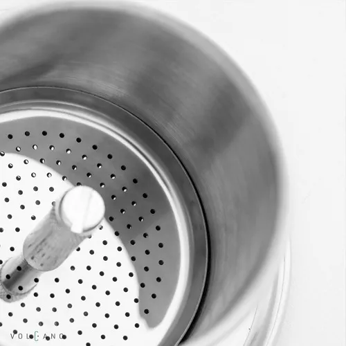 Cận cảnh lòng phin cà phê inox 304 với đáy đục lỗ li ti và trục ren ở giữa