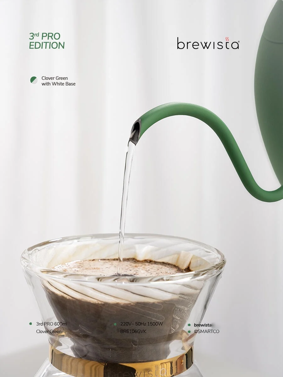 Rót nước từ ấm Brewista Artisan Clover Green xuống phễu lọc