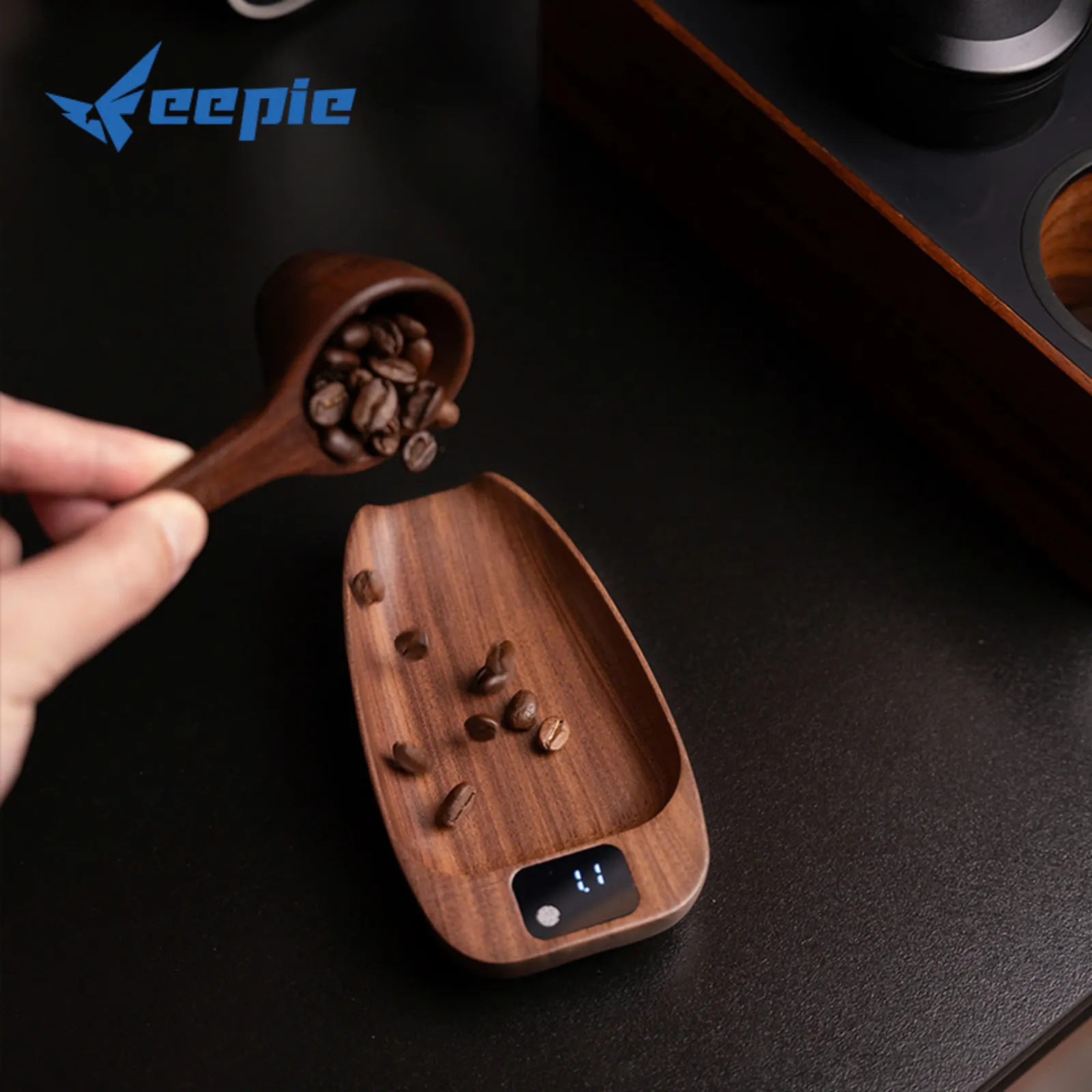 Cân điện tử khay gỗ Feepie hiện 1.1g khi cân vài hạt cà phê, minh hoạ độ nhạy 0,1g