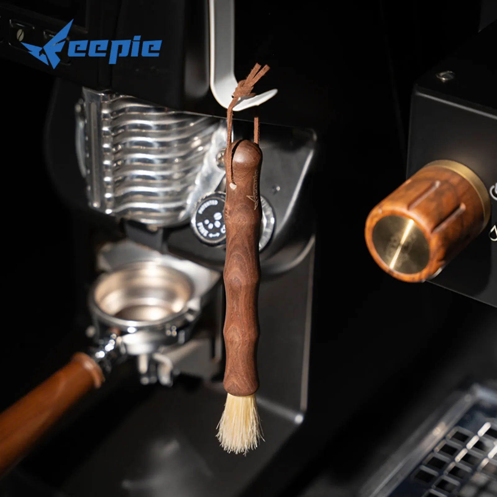 Cọ quét Feepie treo cạnh máy pha espresso trong quầy bar