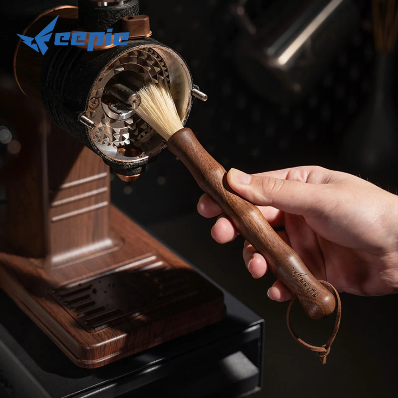Dùng cọ Feepie quét sạch bột cà phê bám trên giỏ lọc portafilter