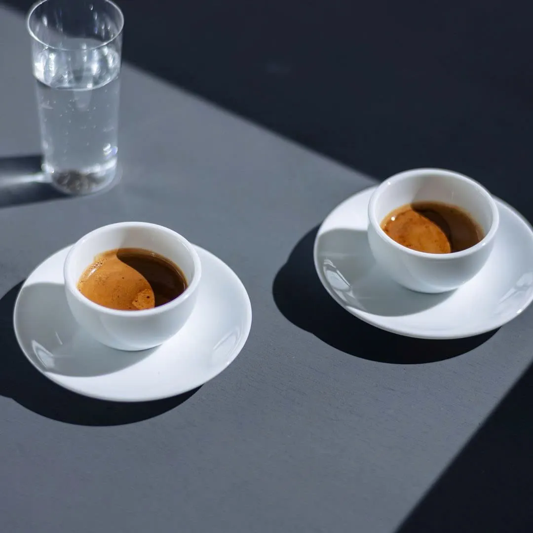 Hai ly espresso Origami Sensory Espresso Cup phục vụ cùng đĩa lót