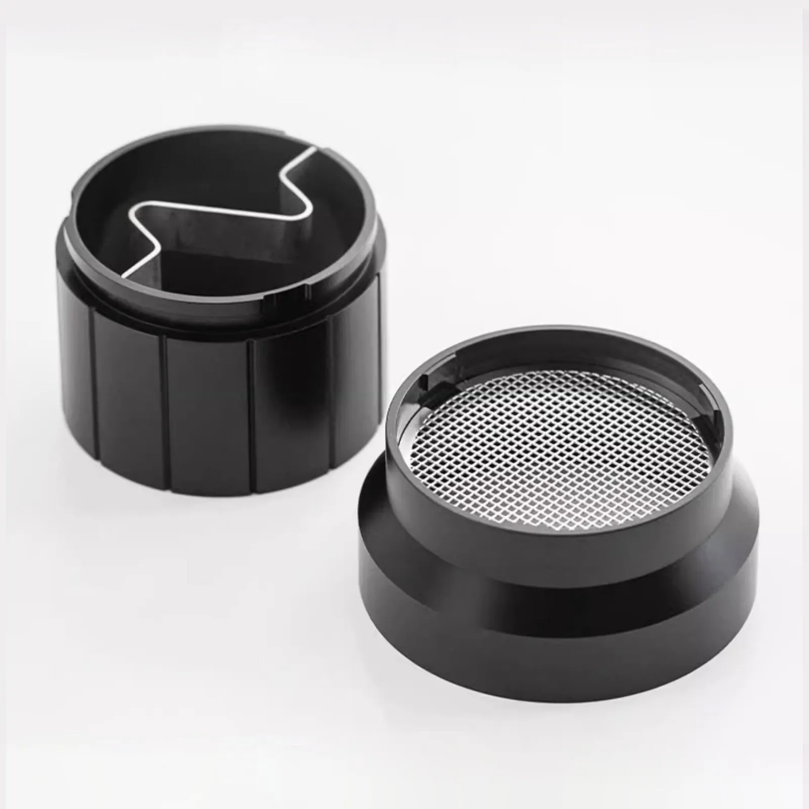 Bình Moka CAFE DE KONA cùng dụng cụ san phẳng cà phê trên quầy pha chế