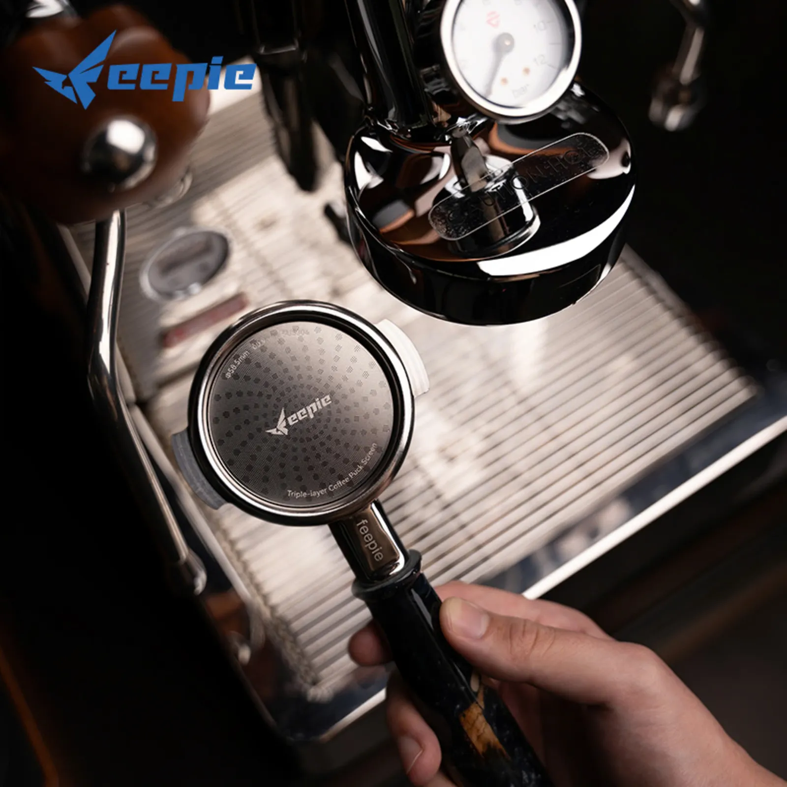 Lắp lưới lọc Feepie vào tay cầm portafilter trước khi gắn lên máy pha espresso