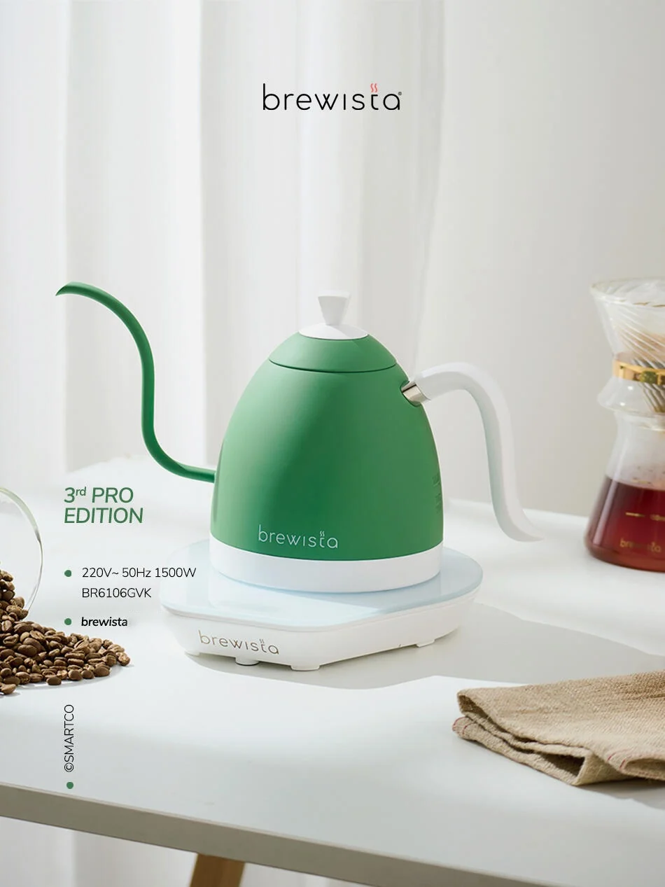 Ấm Brewista Artisan Clover Green bên hạt cà phê rang