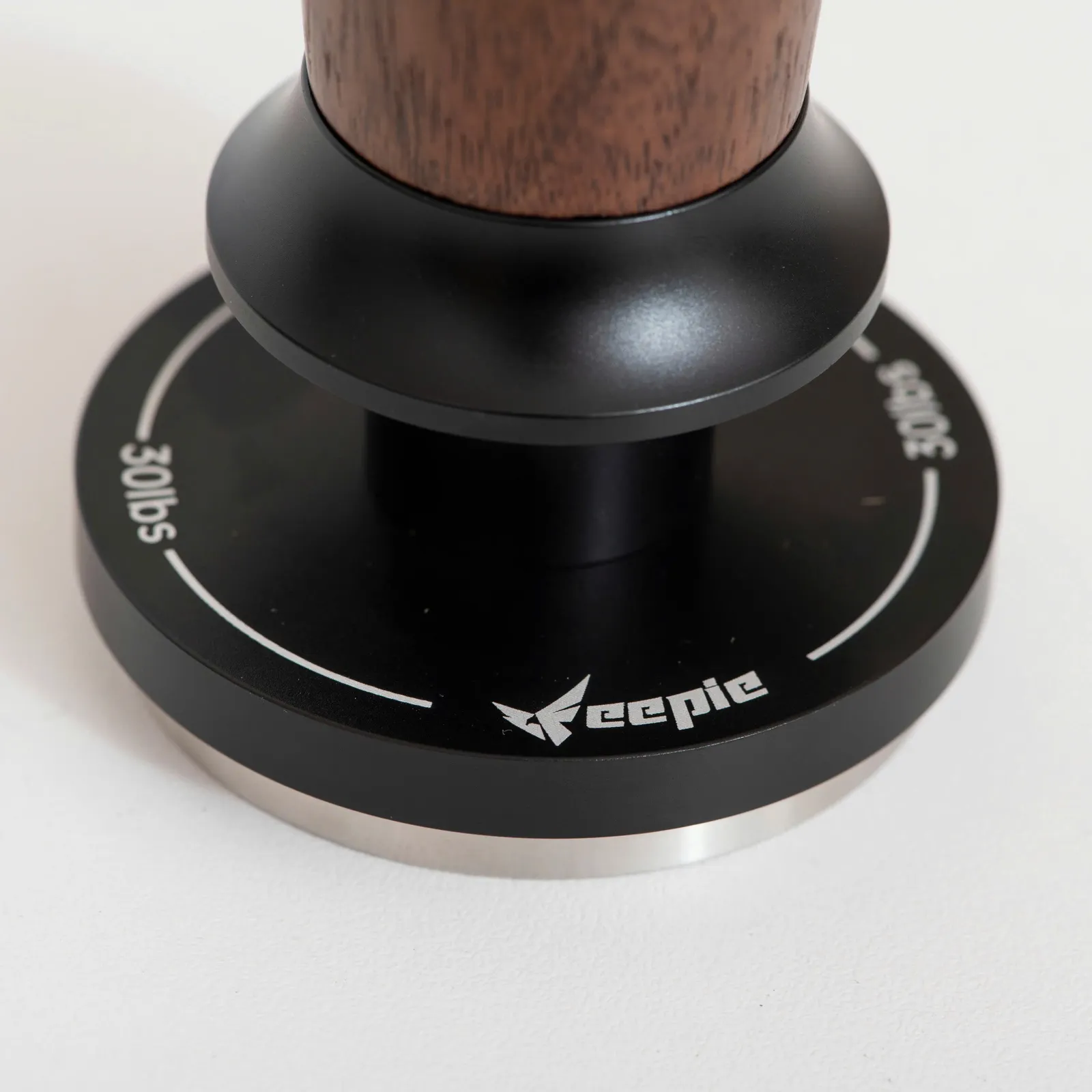 Tamper Feepie Wood Charm đặt nghiêng nền trắng, lộ mặt đế nén inox 304 đánh vân