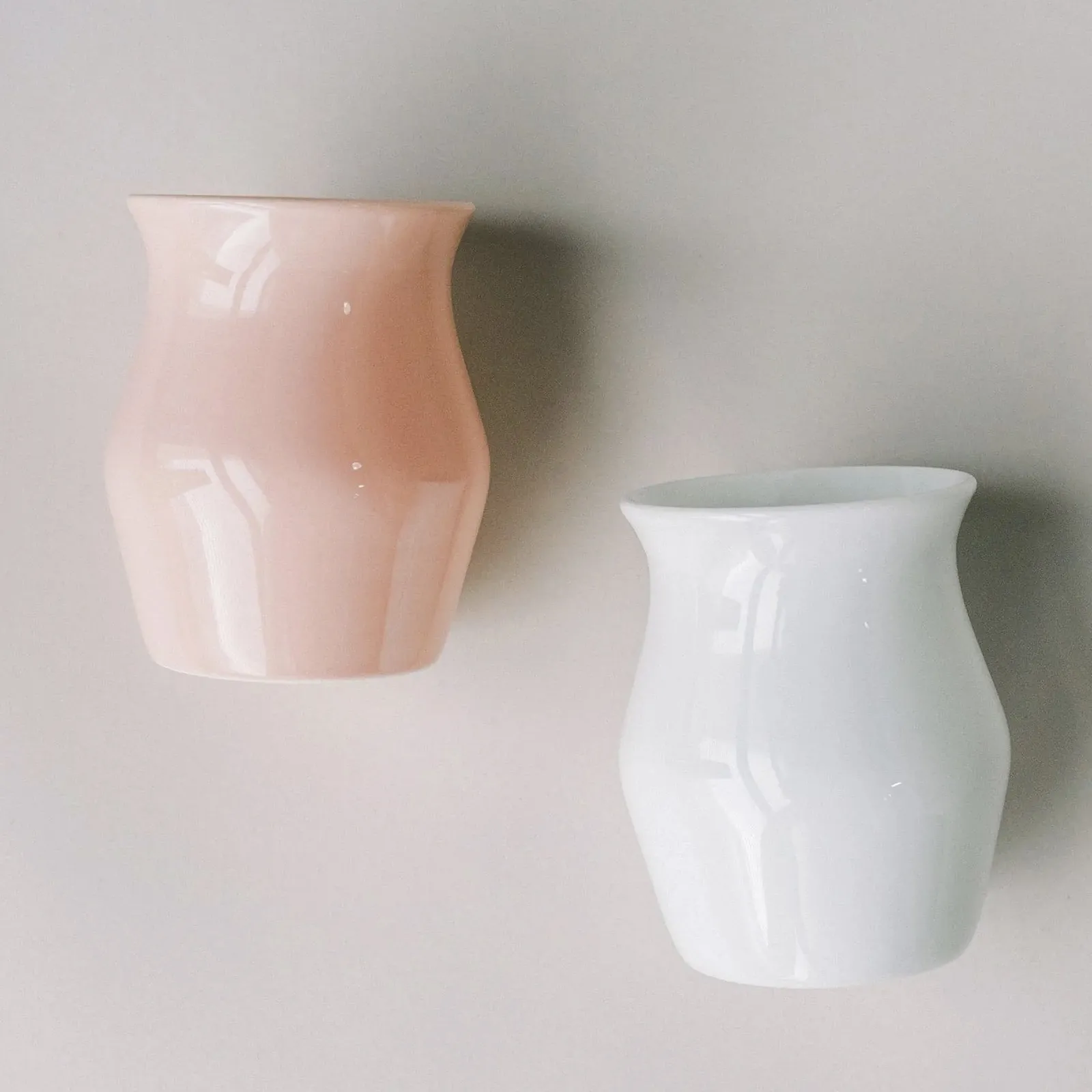 Hai ly Origami Sensory Flavor Cup 360ml thấy rõ đáy phình và miệng thuôn