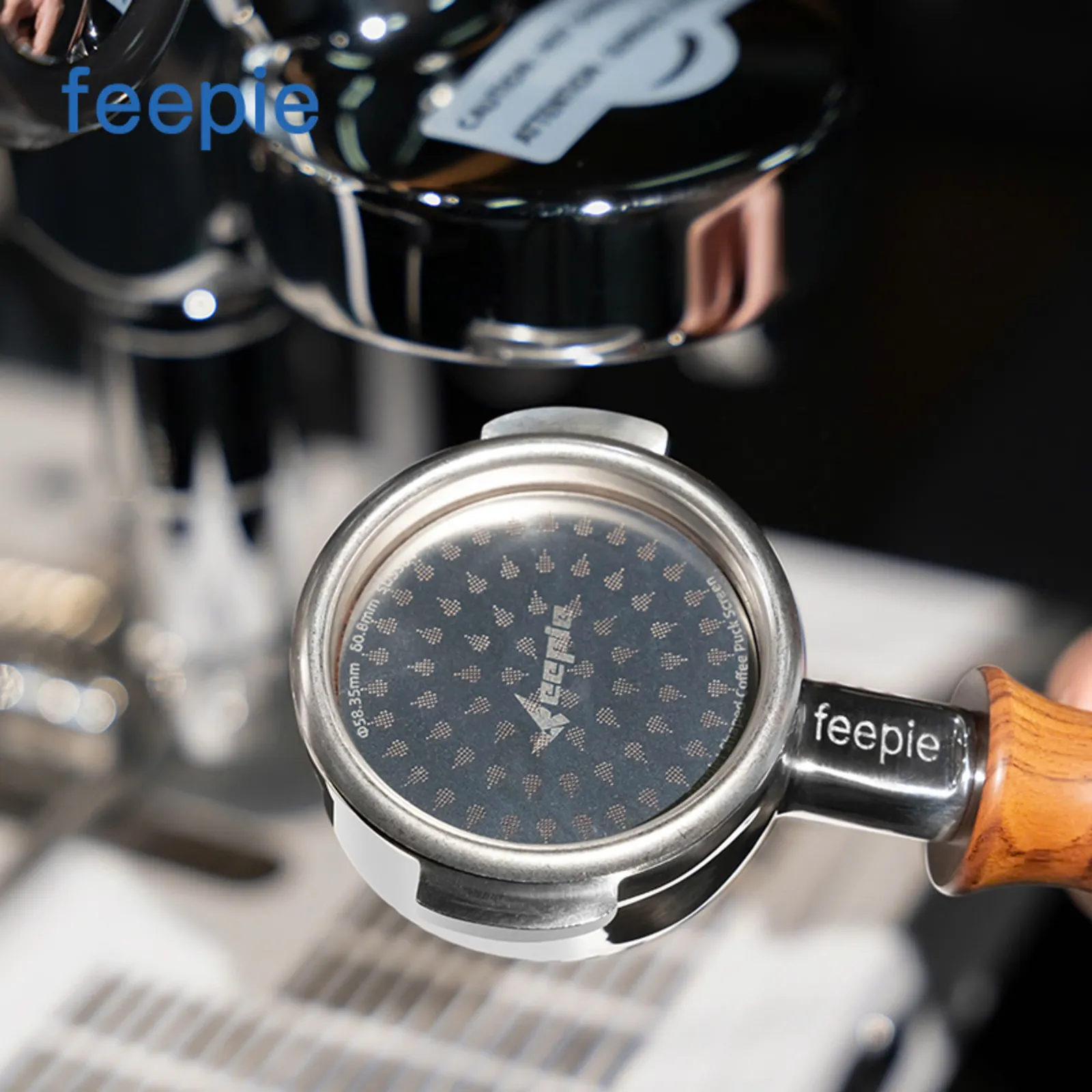 Lưới lọc Feepie đặt trong tay cầm portafilter cán gỗ nhìn từ trên xuống