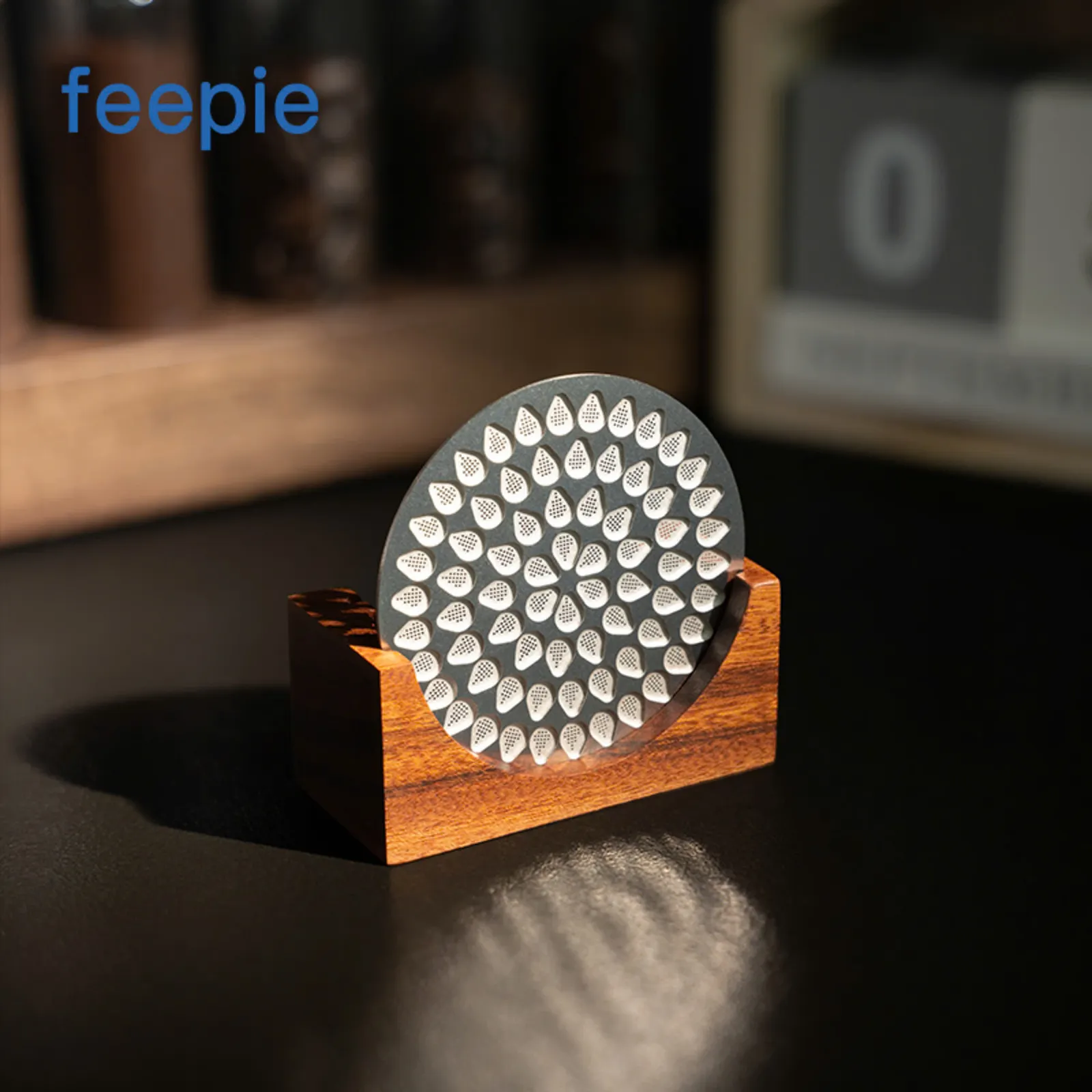 Lưới lọc Feepie dựng trên giá gỗ trong quầy bar, thấy rõ các lỗ hình giọt nước