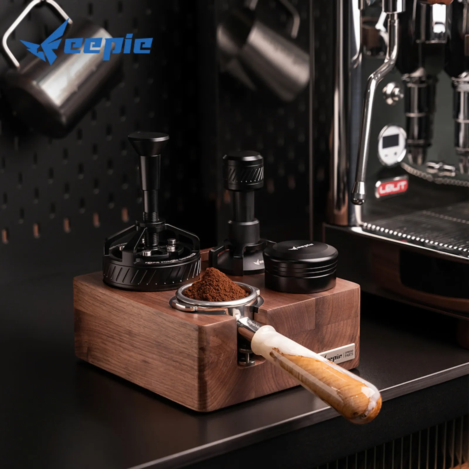 Đế gỗ Feepie chứa đủ tamper, kim WDT và dosing cup, tay cầm portafilter đầy bột nằm trong khe nén