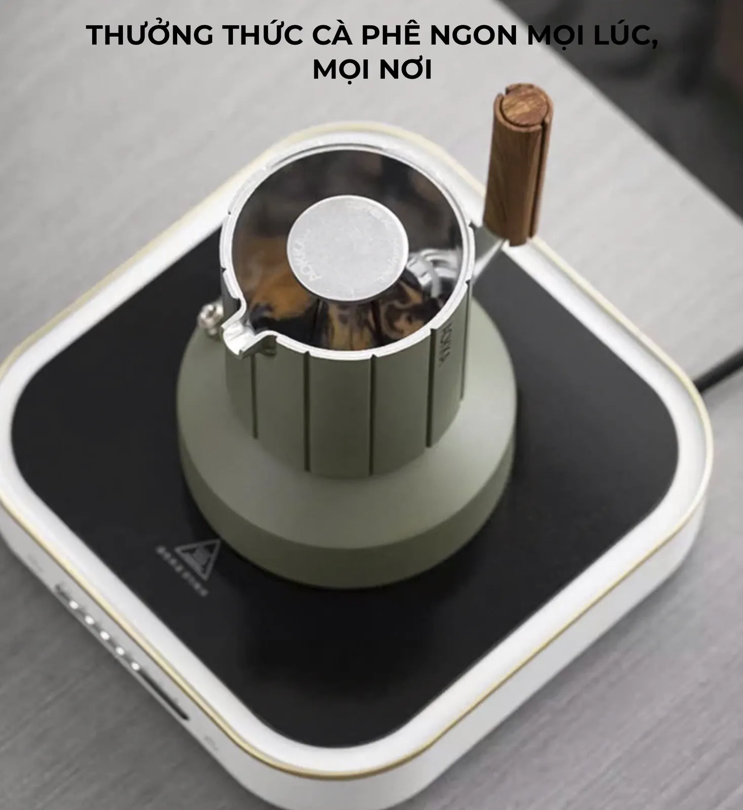 Bình Moka AOKKA Cactus đặt cạnh túi đeo chéo và hộp giấy ngoài trời