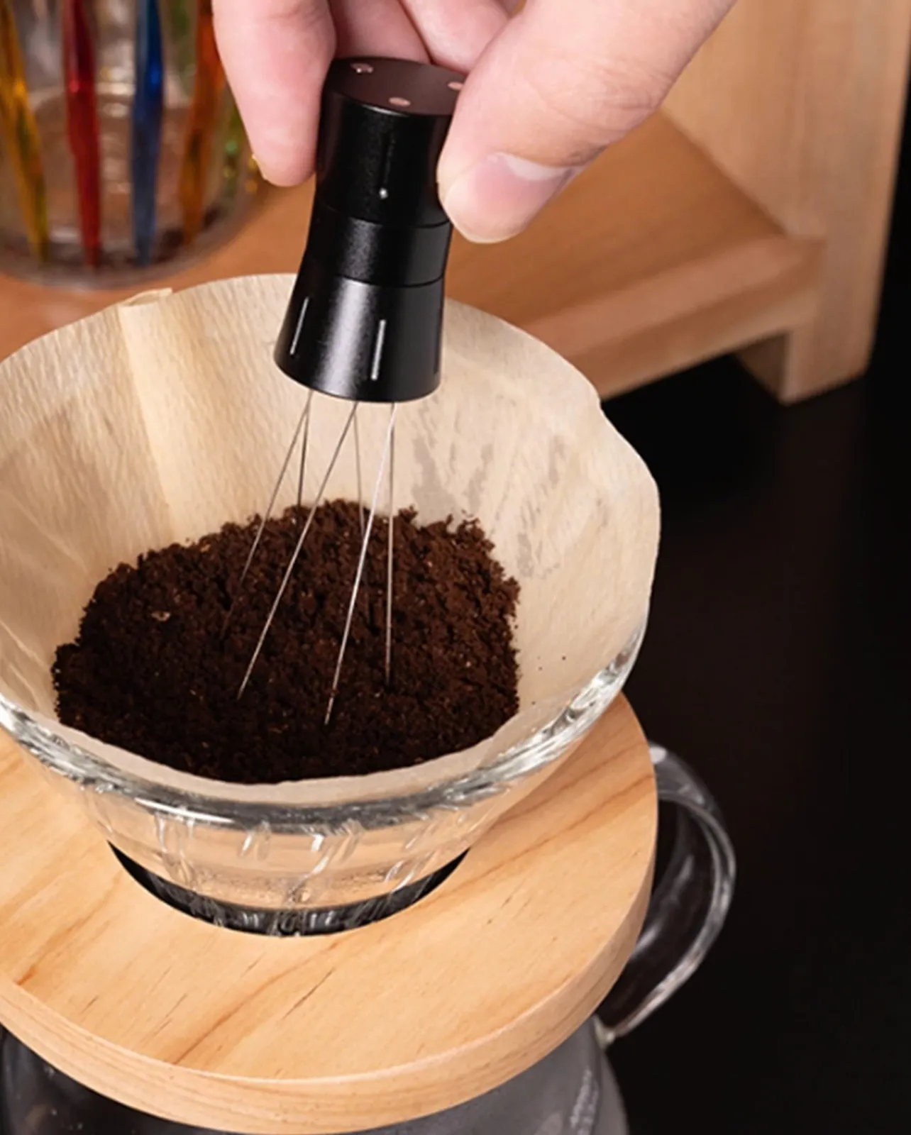 Tán bột cà phê trong phễu pour over bằng kim tán Feepie thông minh