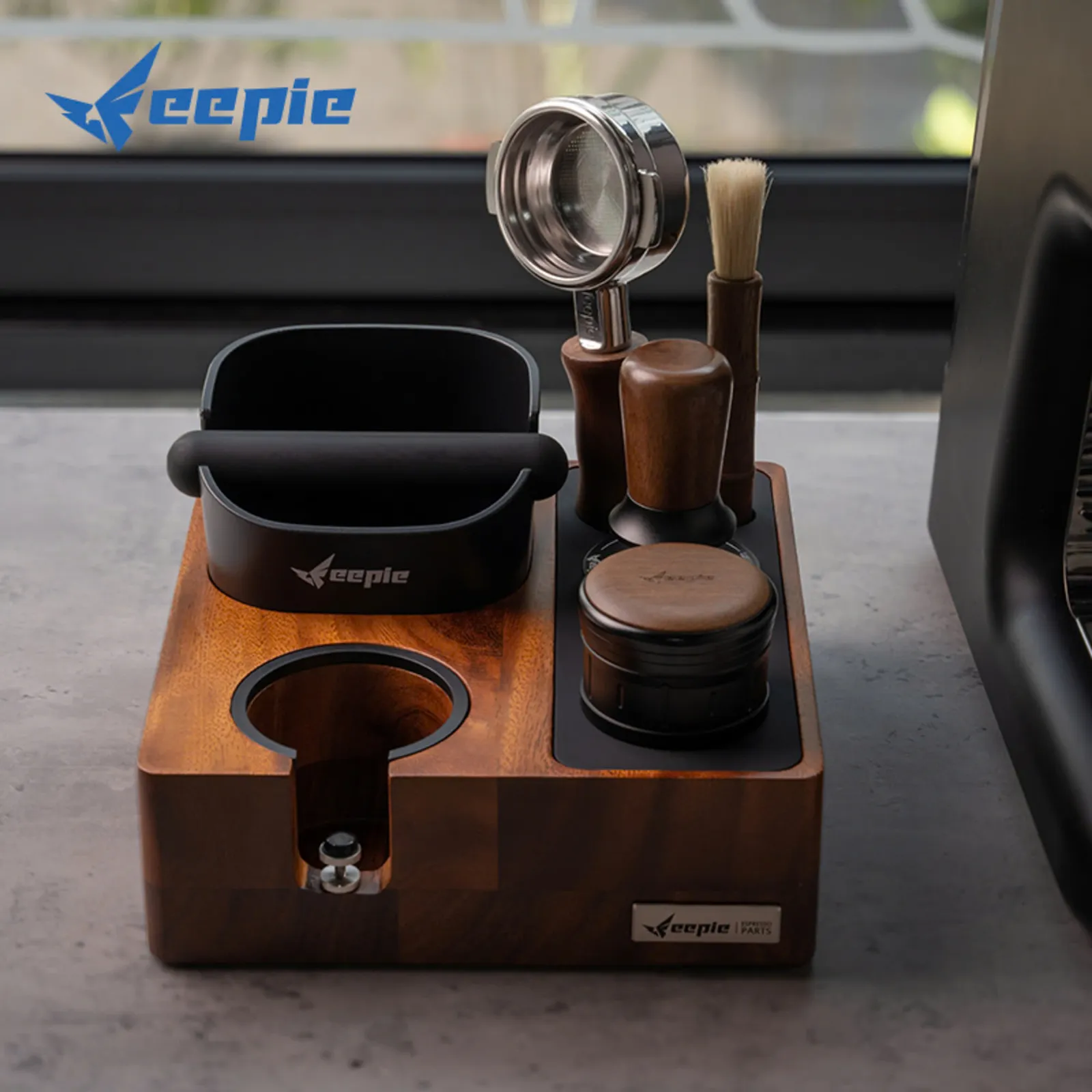 Bàn đế nén cà phê Feepie đập bã nổi với tay cầm portafilter, tamper và cọ vệ sinh đặt sẵn
