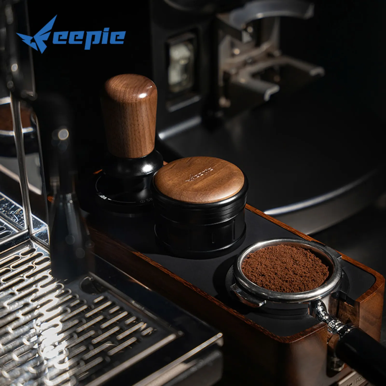 Bộ dụng cụ Feepie Wood Charm: OCD, tamper và tay cầm portafilter đầy bột bên máy pha