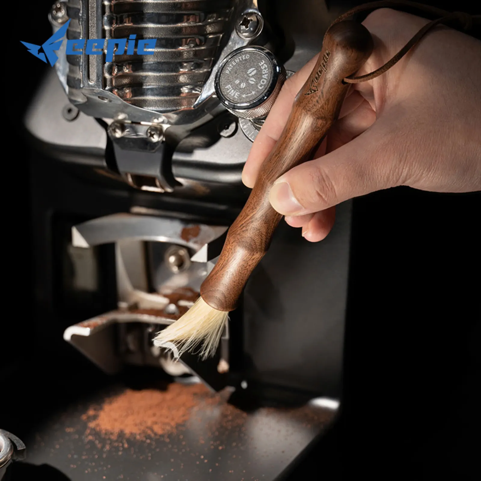 Barista quét bột cà phê rơi vãi trên máy xay bằng cọ Feepie cán gỗ óc chó