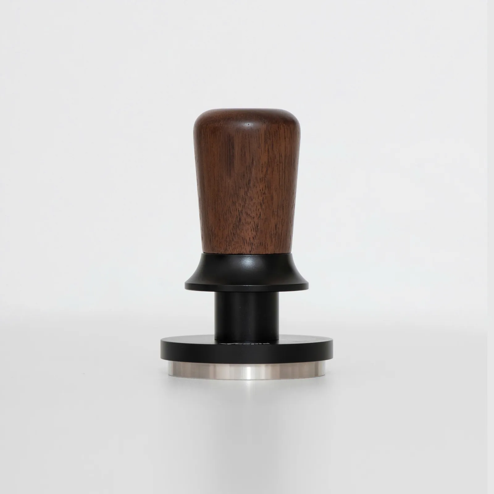 Tamper Feepie Wood Charm đứng thẳng trên nền trắng, dáng tổng thể cán gỗ và thân đen