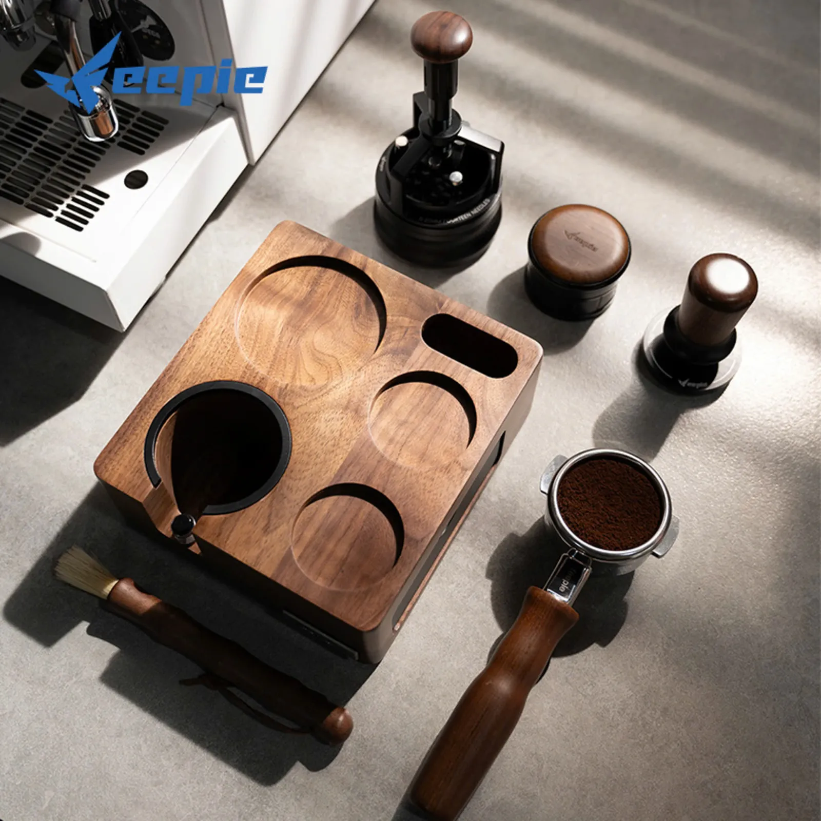 Đế gỗ tamper Feepie nhìn từ trên xuống với hai tamper cán gỗ và tay cầm portafilter bên cạnh