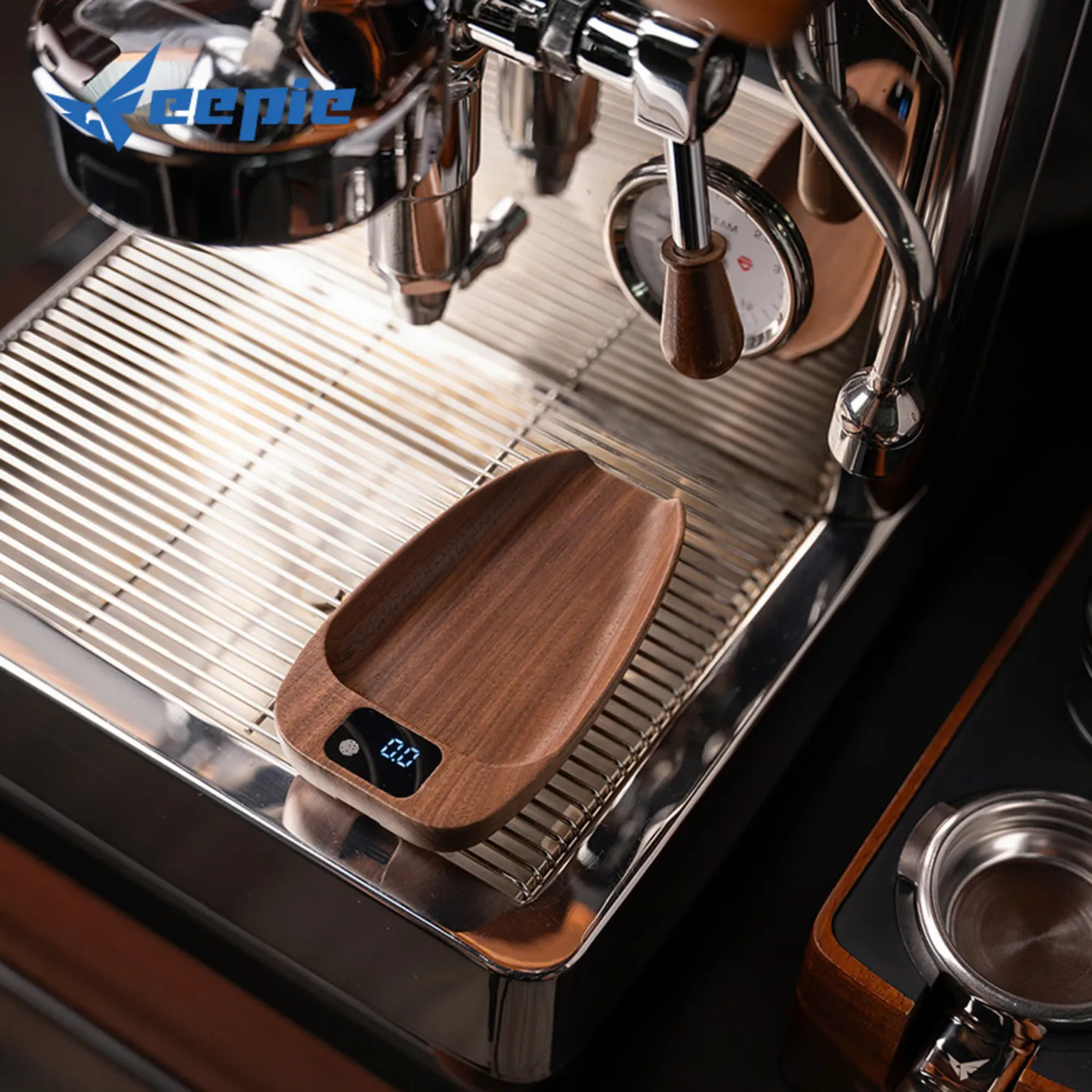 Cân điện tử khay gỗ Feepie đặt trên khay hứng máy pha espresso, màn hình hiện 0.0