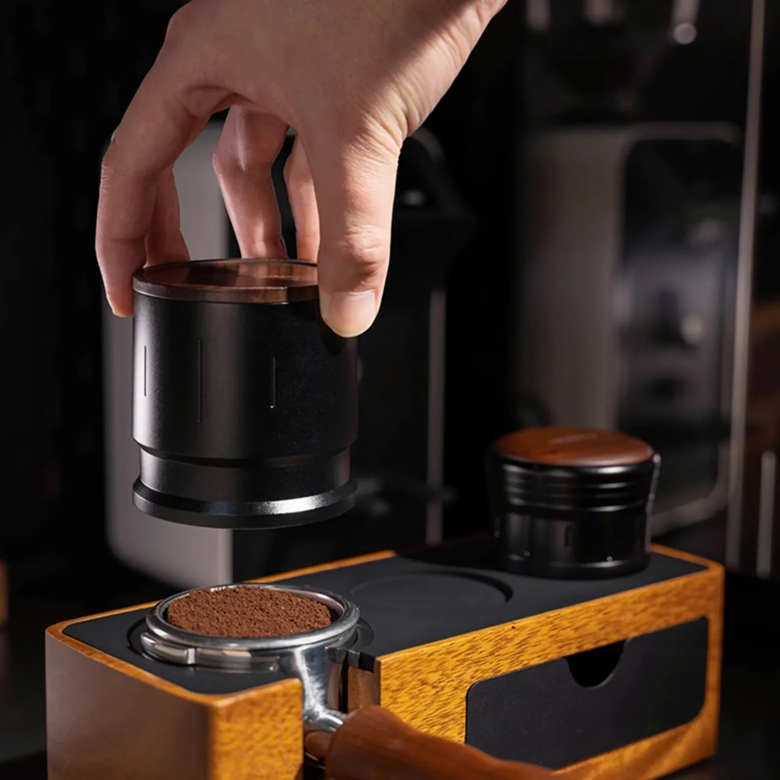 Barista đặt dosing cup Feepie Wood Charm lên giá gỗ cạnh tay cầm portafilter đầy bột