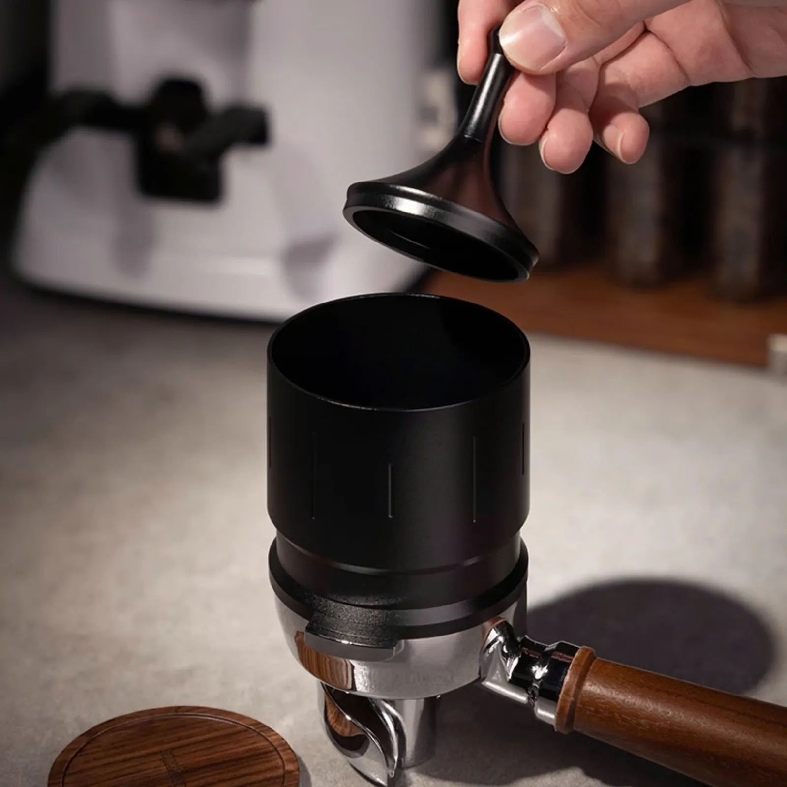 Úp dosing cup Feepie Wood Charm lên tay cầm portafilter 58mm để rót bột xuống