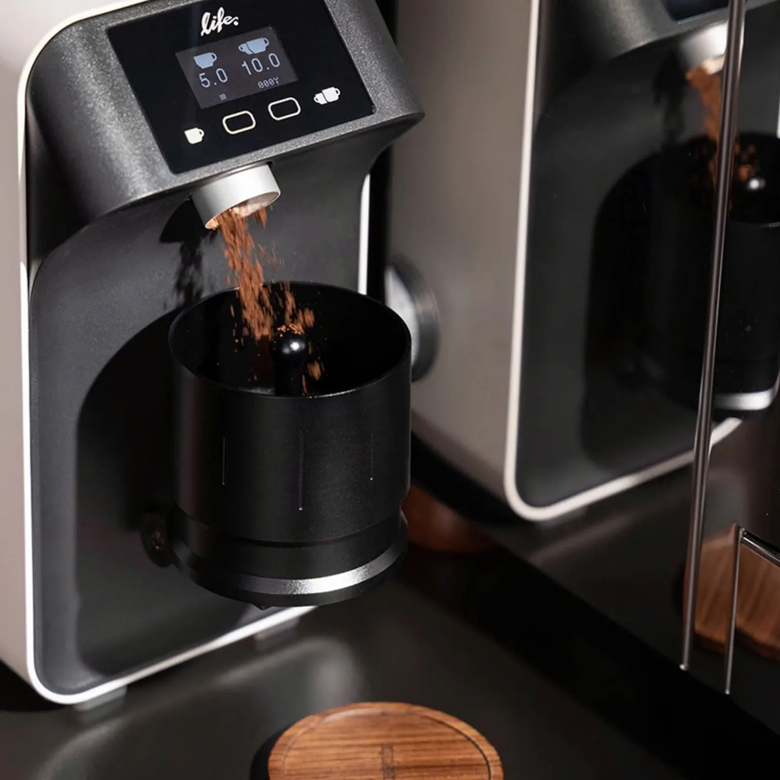 Hứng bột trực tiếp từ máy xay vào dosing cup Feepie Wood Charm