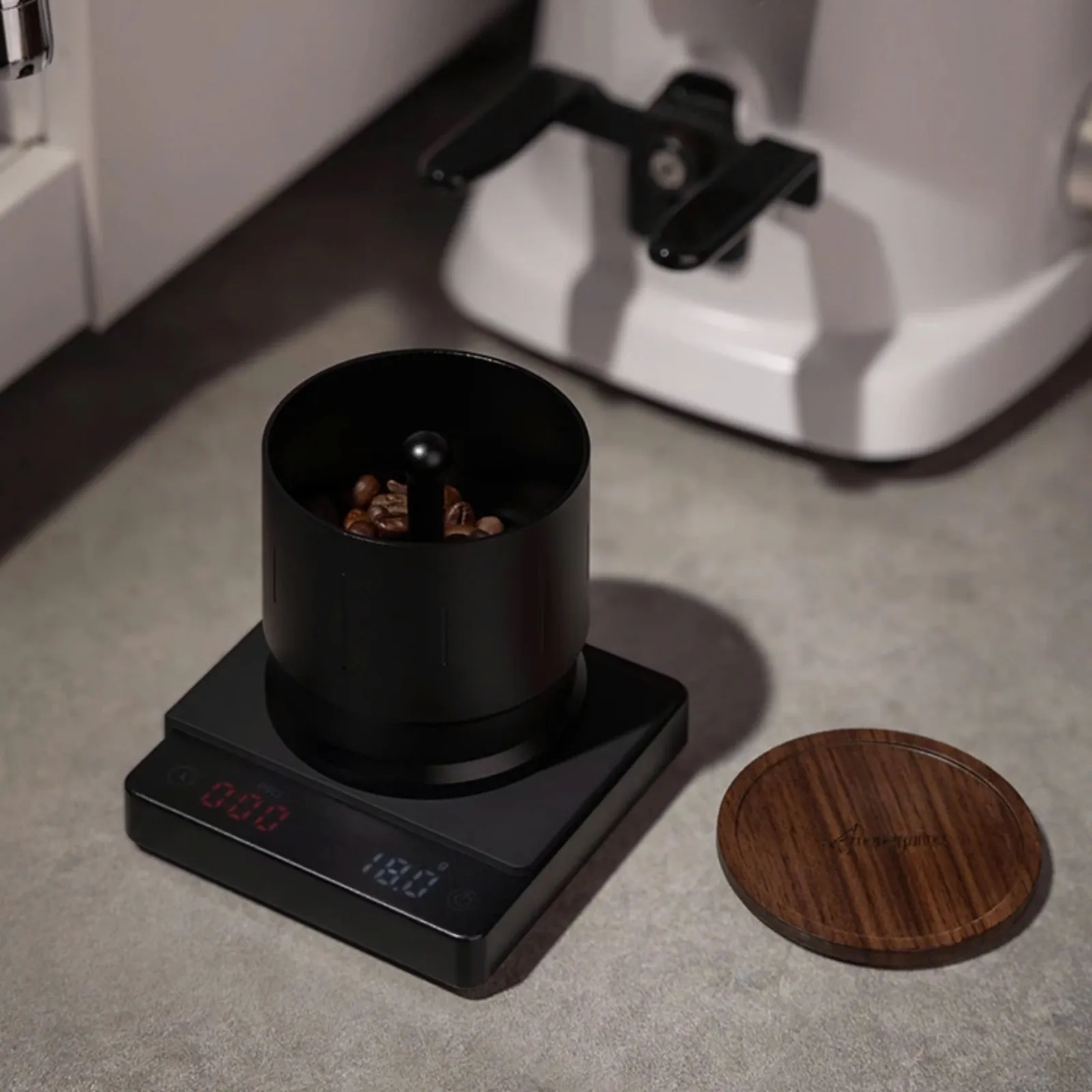 Cân liều hạt cà phê trong dosing cup Feepie Wood Charm trên cân điện tử, nắp gỗ để bên cạnh