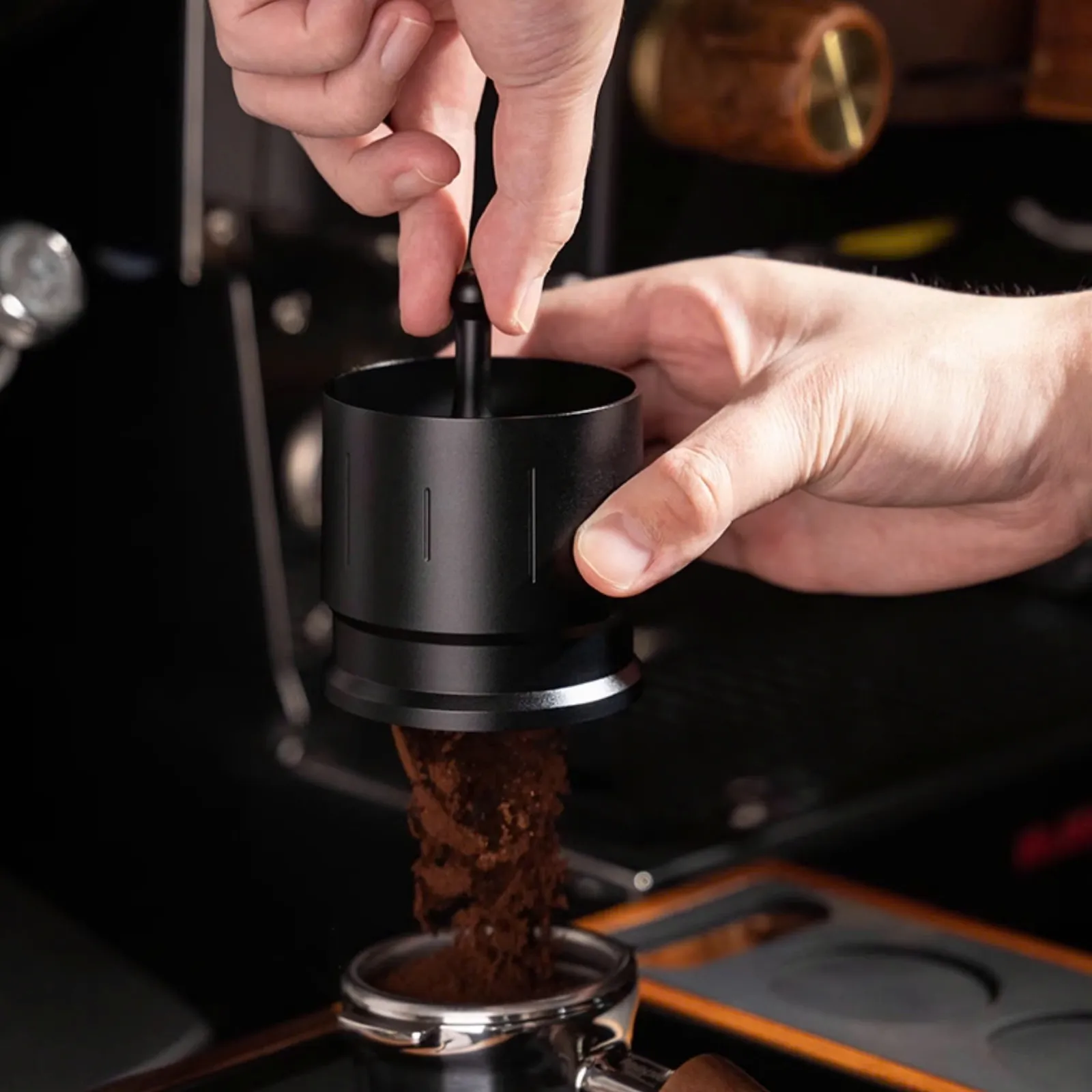 Kéo cán nâng dosing cup Feepie Wood Charm để bột rơi thành luồng đều vào tay cầm portafilter