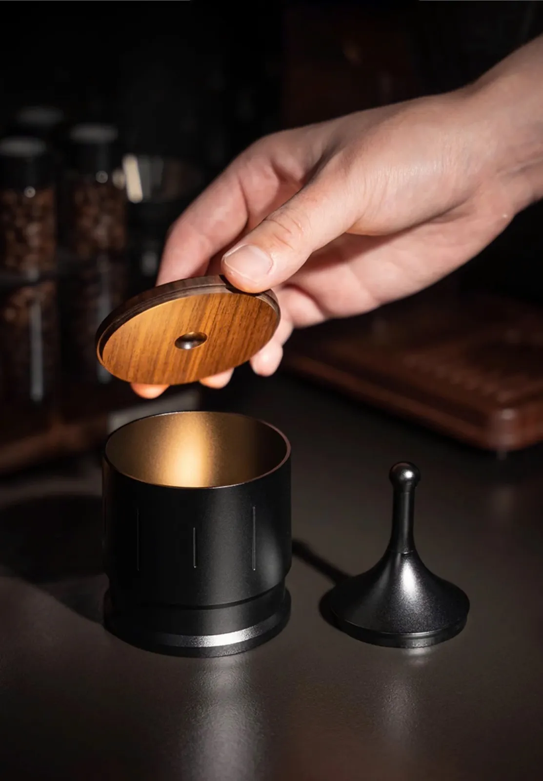 Đậy nắp gỗ óc chó lên khoang chứa dosing cup Feepie Wood Charm