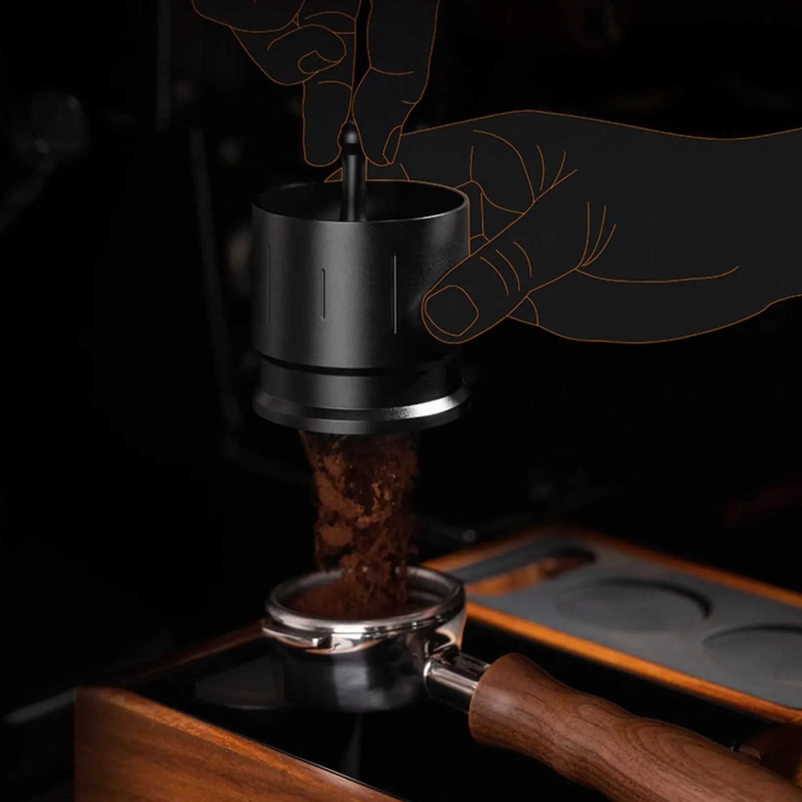 Rót bột từ dosing cup Feepie Wood Charm vào tay cầm portafilter đặt trên giá kê gỗ
