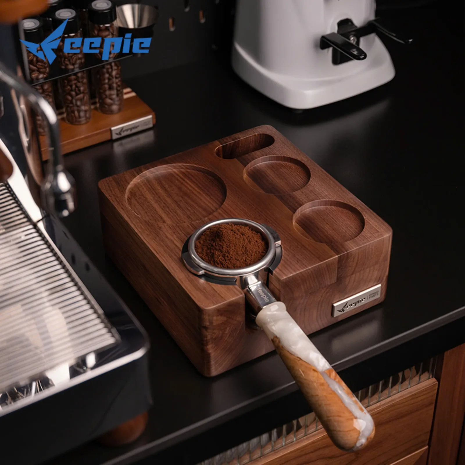 Tay cầm portafilter đầy bột cà phê đặt trong khe nén của đế gỗ Feepie