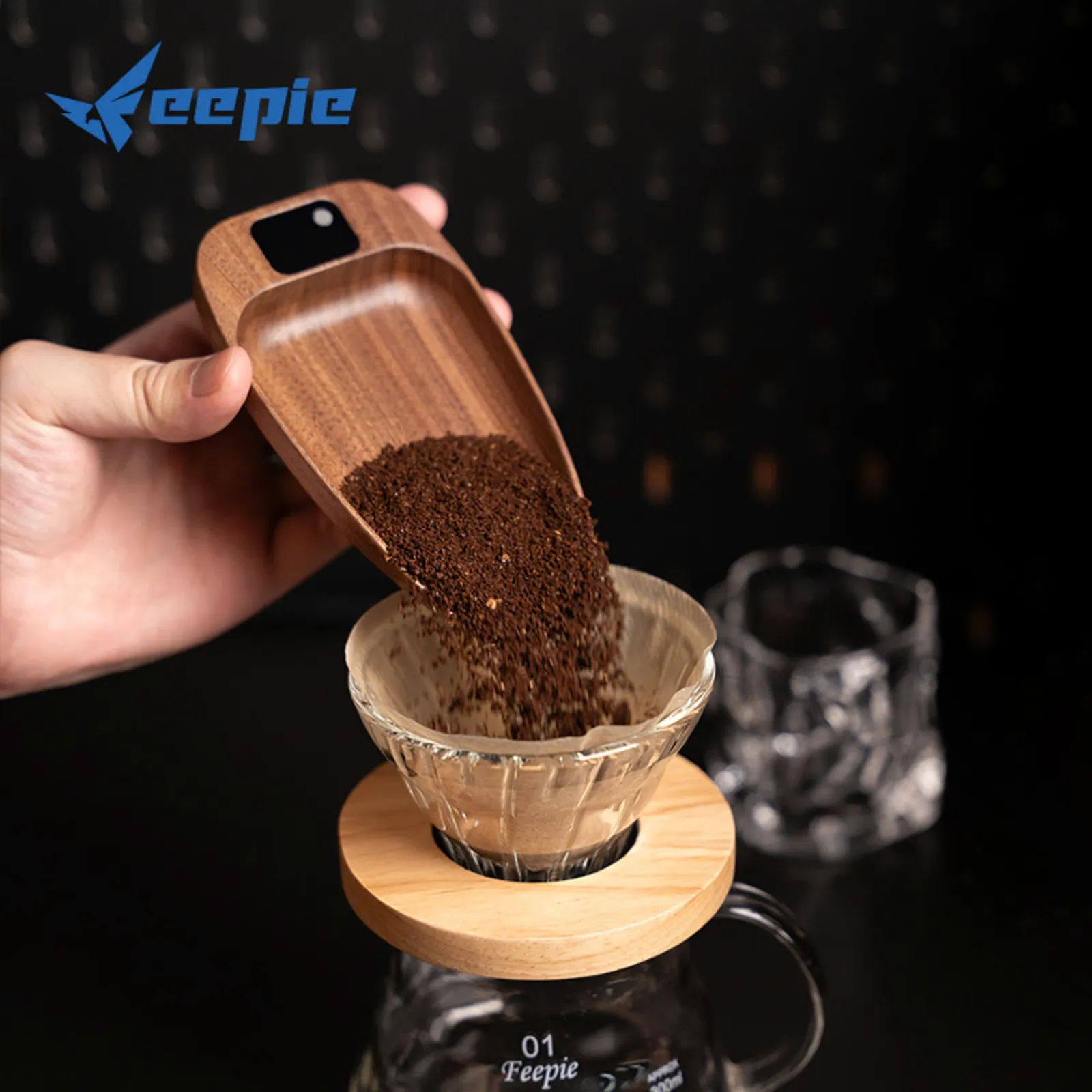 Rót bột cà phê từ cân khay gỗ Feepie vào phễu pour over thuỷ tinh