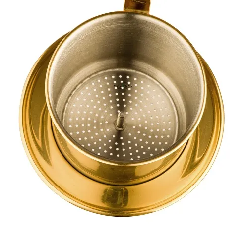 Nhìn từ trên xuống lòng phin cà phê inox màu gold thấy đáy đục lỗ li ti