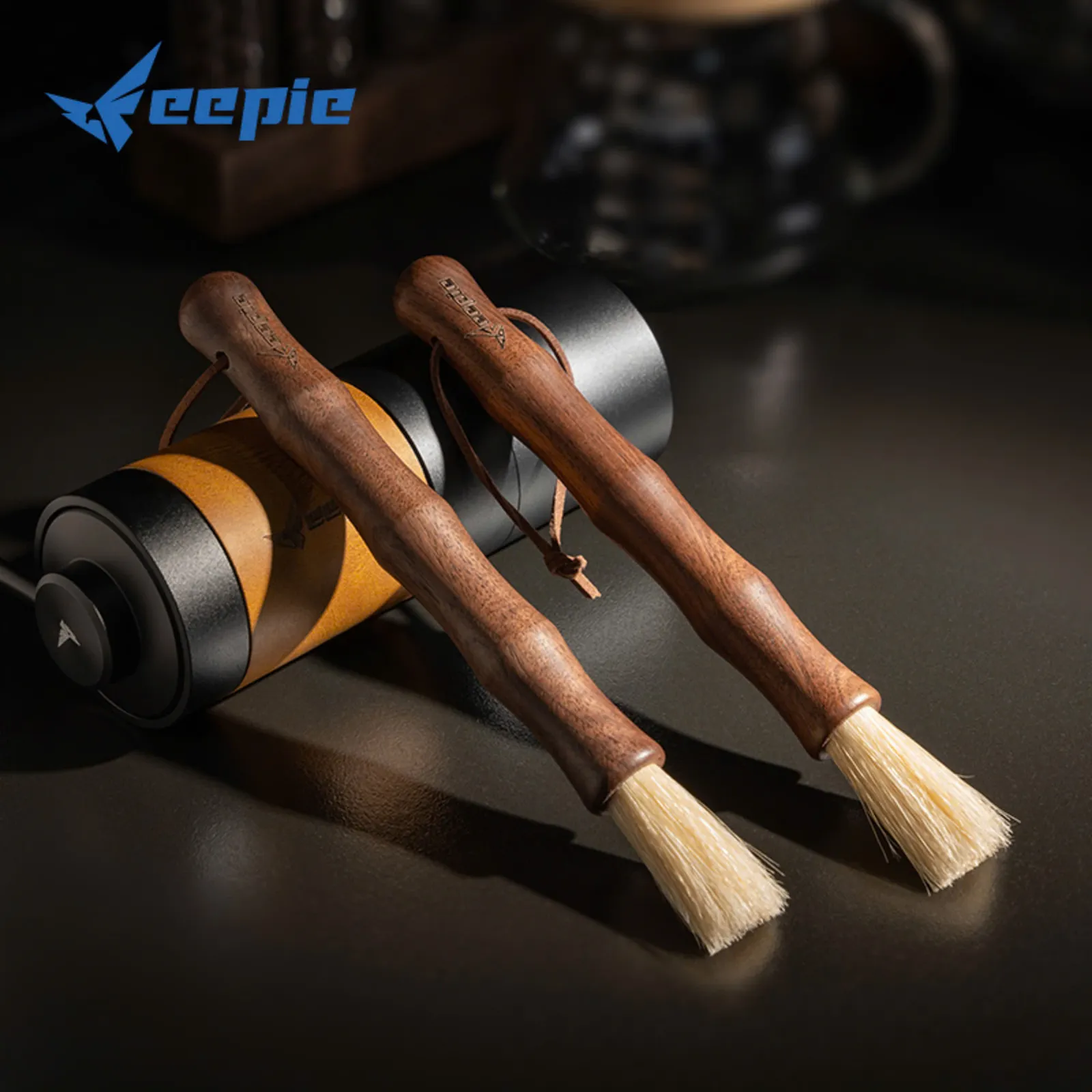 Cọ Feepie quét bột cà phê rơi trên khay hứng máy pha espresso