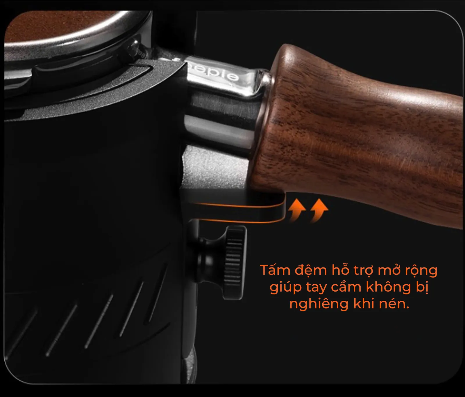 Cận cảnh tấm đệm hỗ trợ mở rộng giữ tay cầm portafilter không nghiêng khi nén trên đế Feepie