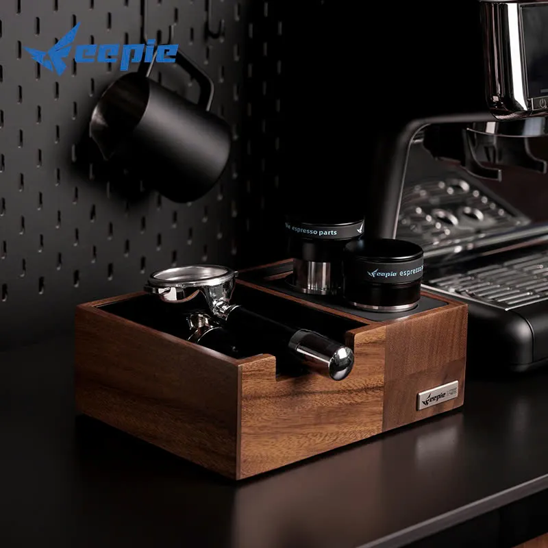 Bàn đế nén Feepie với tay cầm portafilter và OCD đặt trong hốc, cạnh máy pha espresso