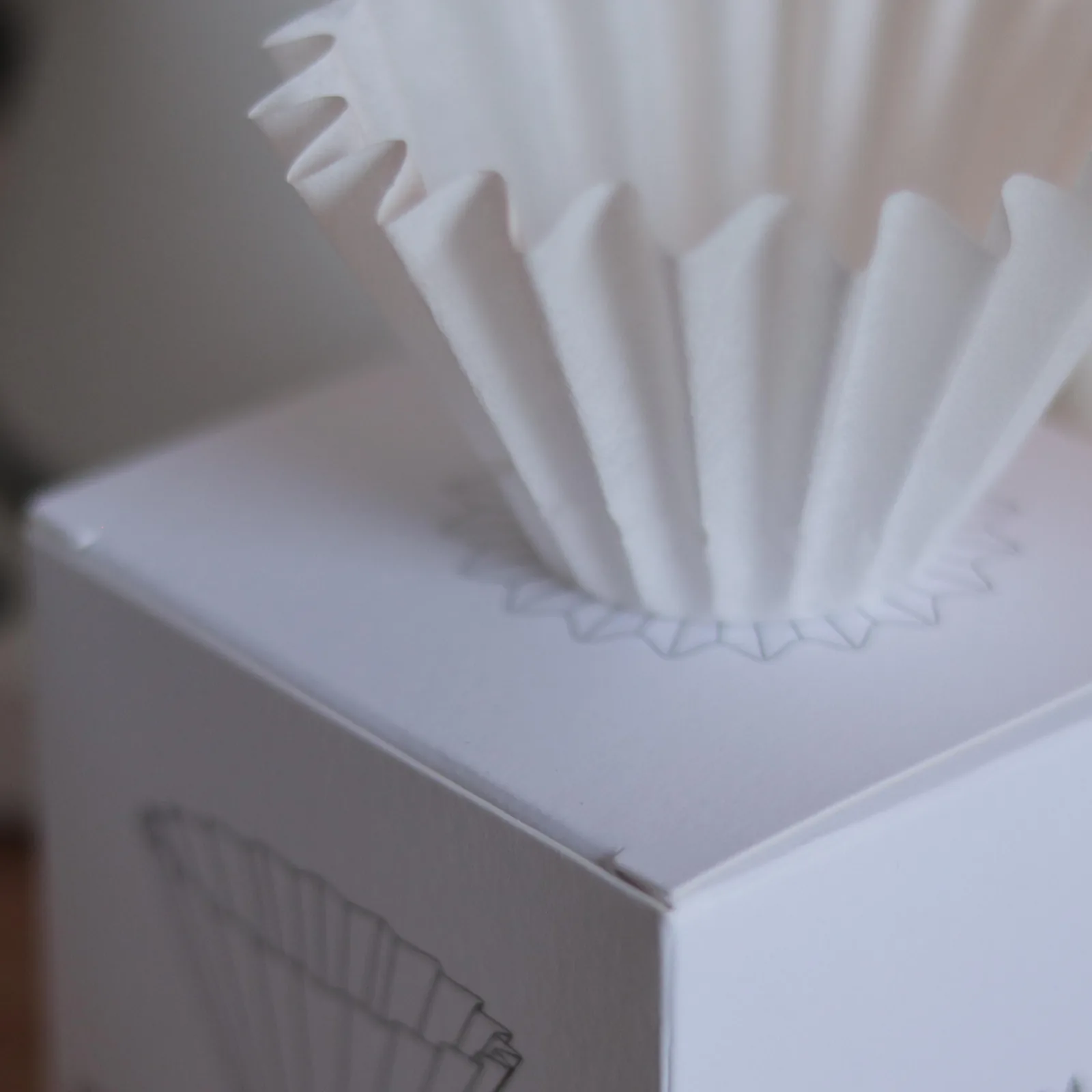 Giấy lọc Wave Origami mở bung nếp sóng đứng thành hình cốc trên hộp giấy