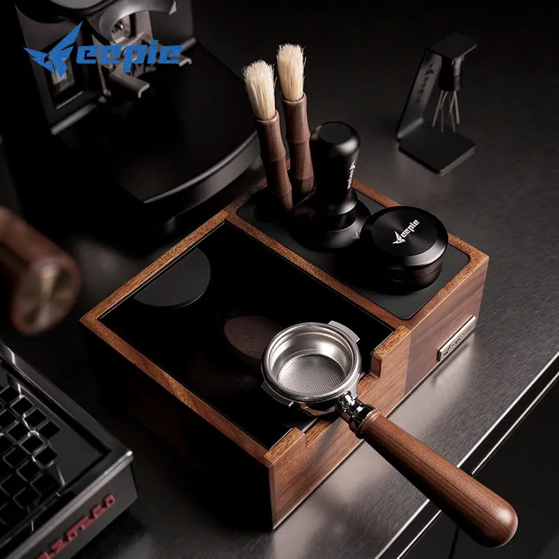 Bàn đế nén Feepie chứa tamper, cọ vệ sinh và tay cầm portafilter đầy bột trong quầy bar