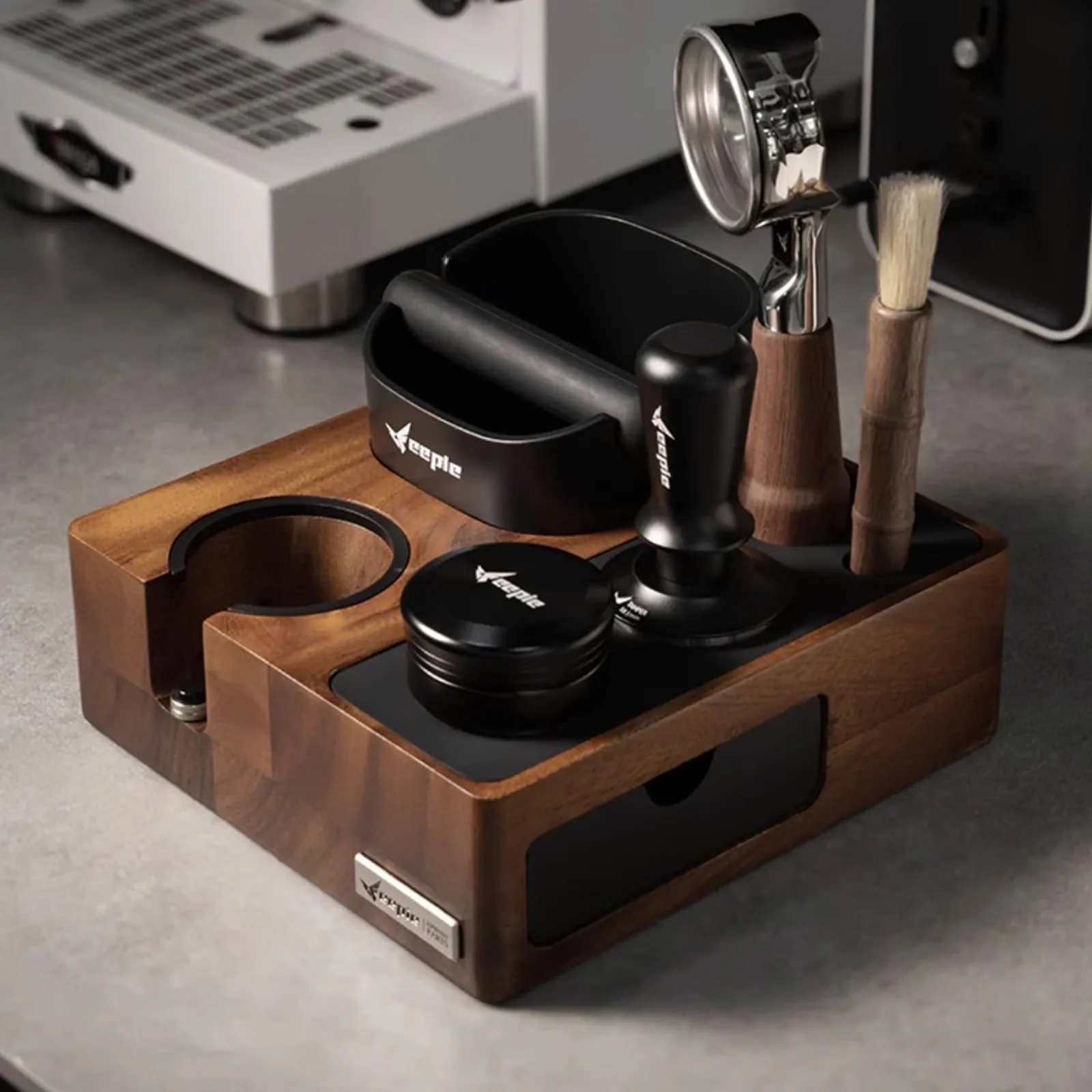 Bàn đế nén cà phê Feepie chứa hộp đập bã, tamper, OCD và cọ vệ sinh cạnh máy pha espresso