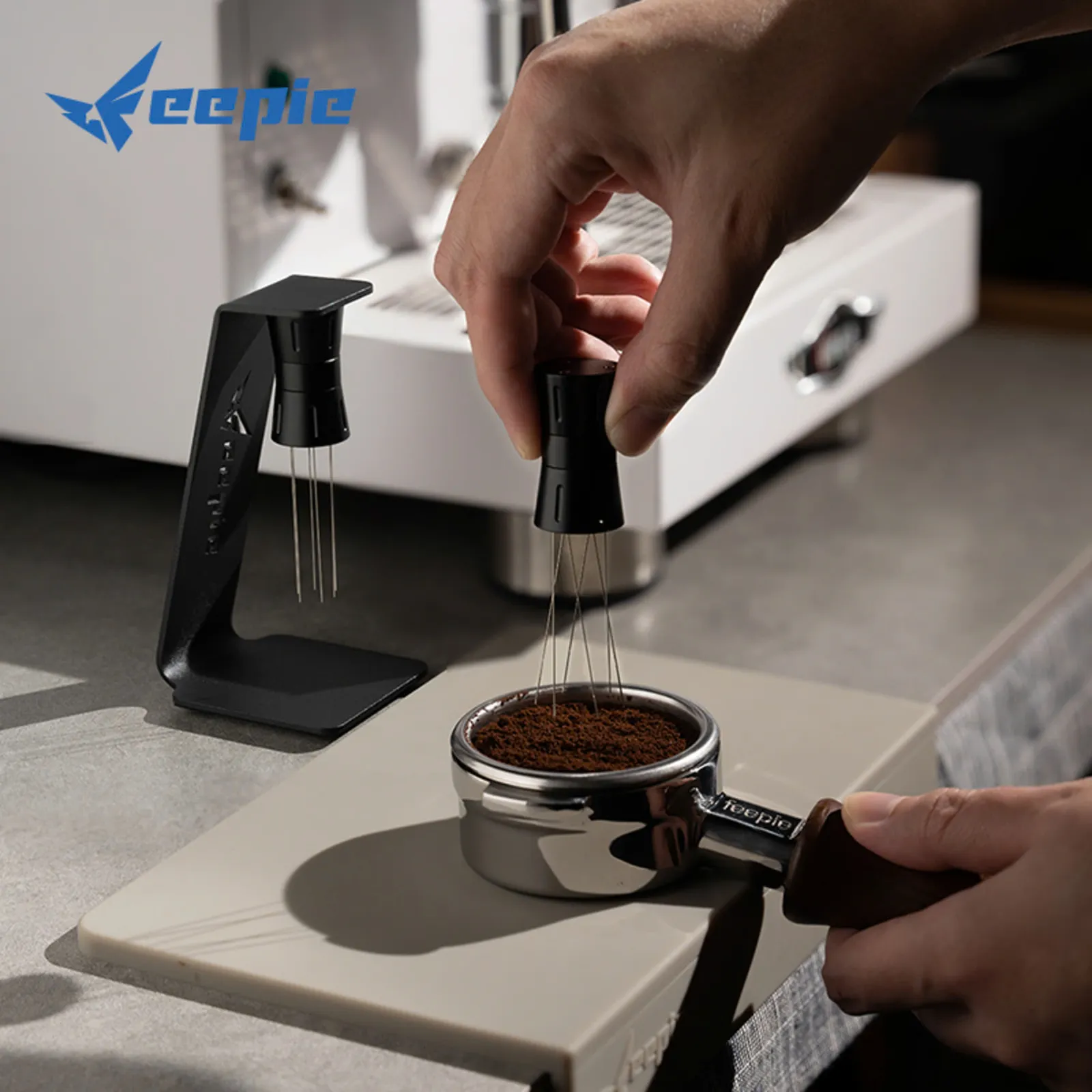 Barista tán bột cà phê bằng kim Feepie thông minh, giá đỡ từ tính đặt bên cạnh