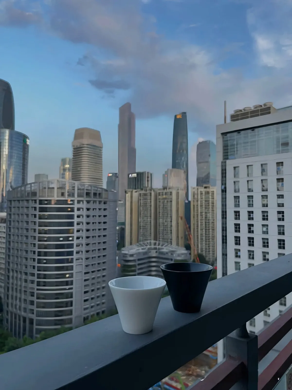 Ly sứ Origami Sensory Espresso Cup trắng và đen trên ban công