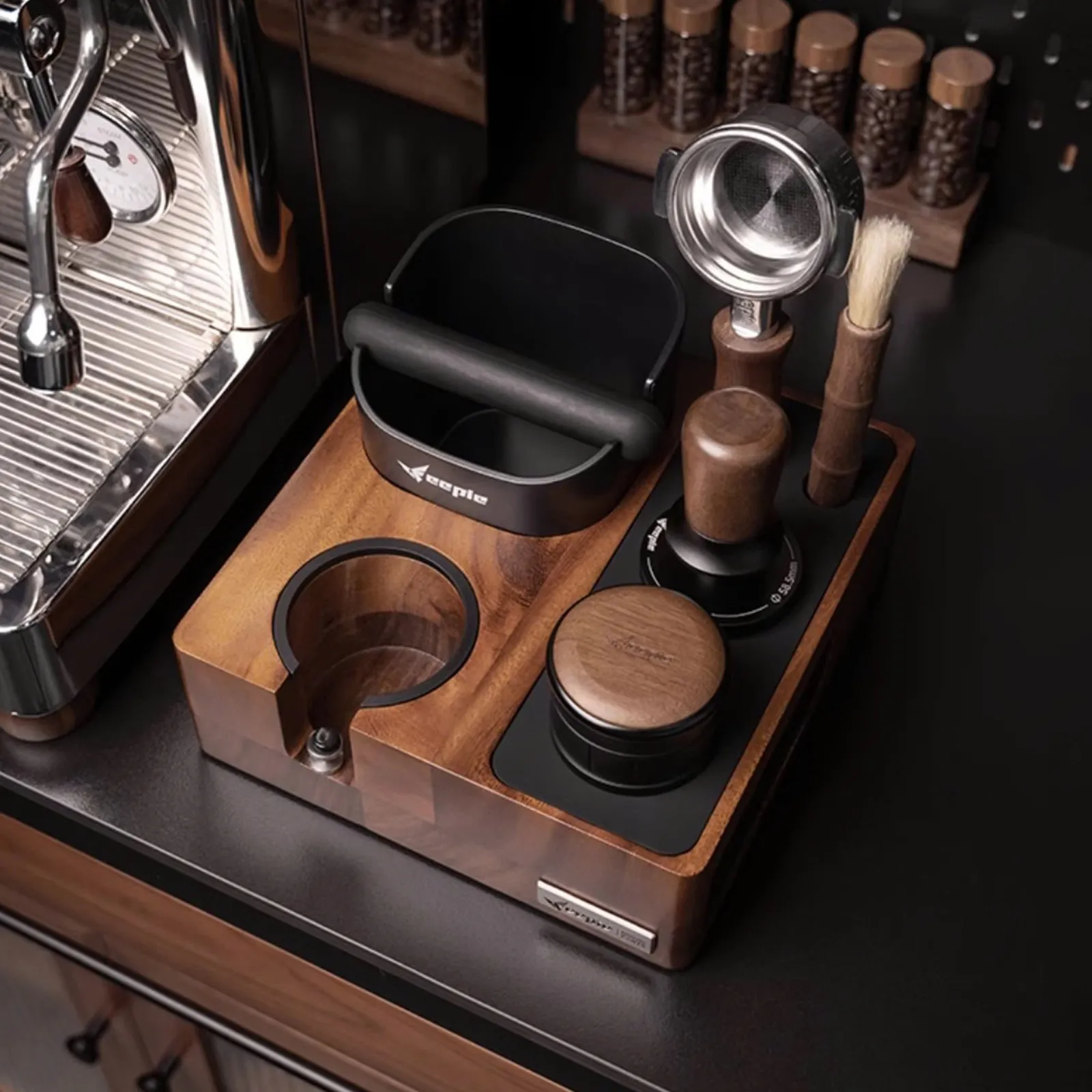 Trọn bộ dụng cụ Feepie trên bàn đế nén gỗ óc chó bên cạnh máy pha espresso trắng