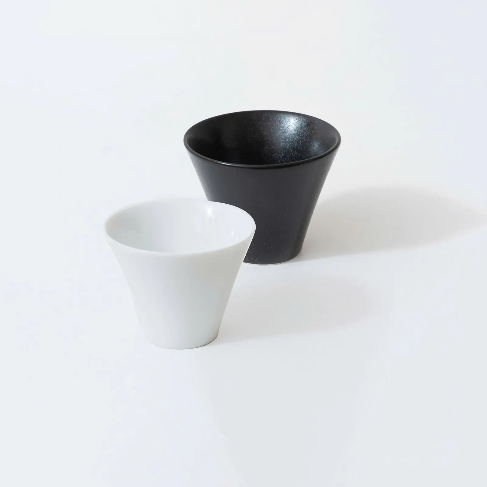 Hai dáng ly Origami Sensory Espresso Cup Narrow trắng và đen