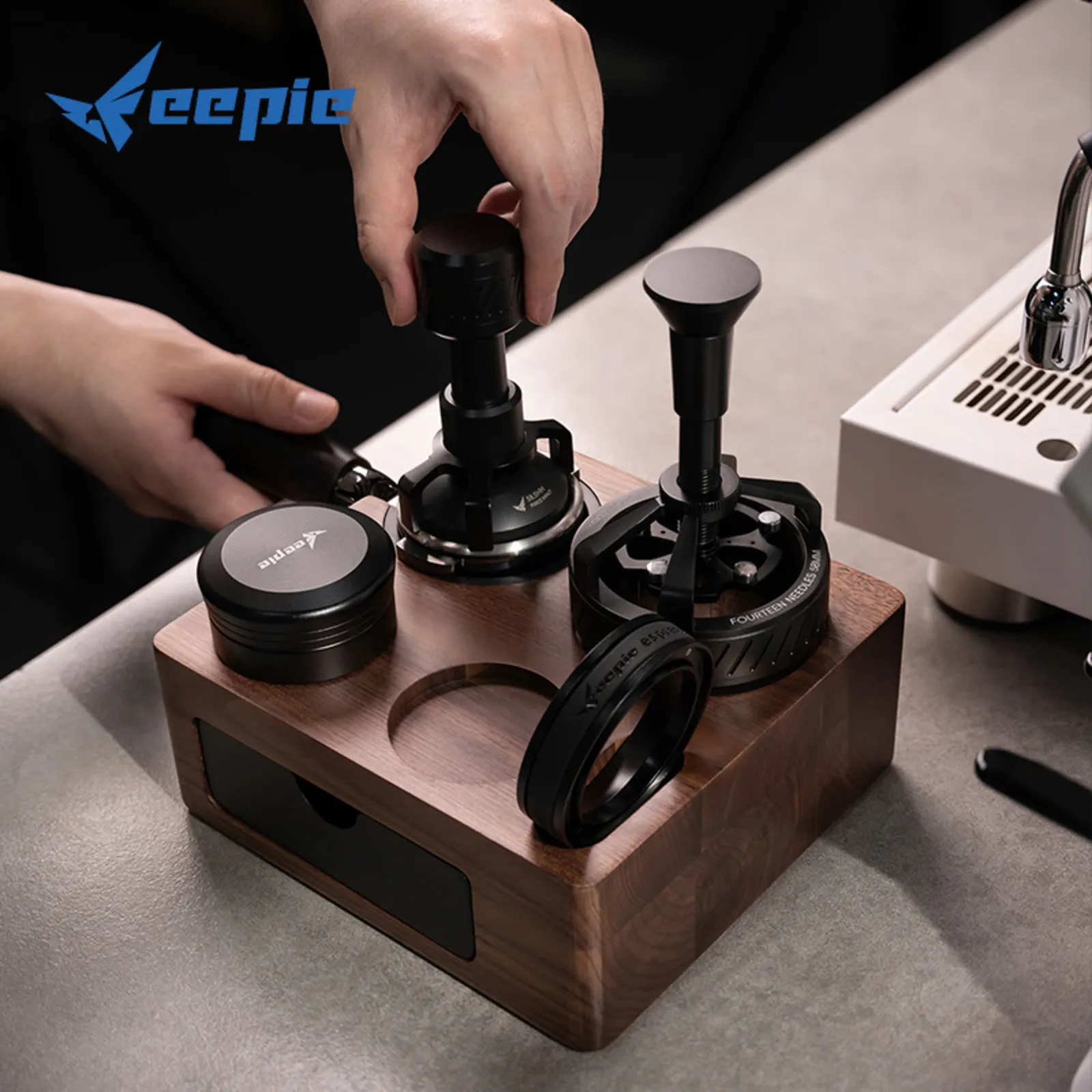 Barista nhấc kim xoay WDT khỏi đế gỗ Feepie đang chứa tamper và dosing cup