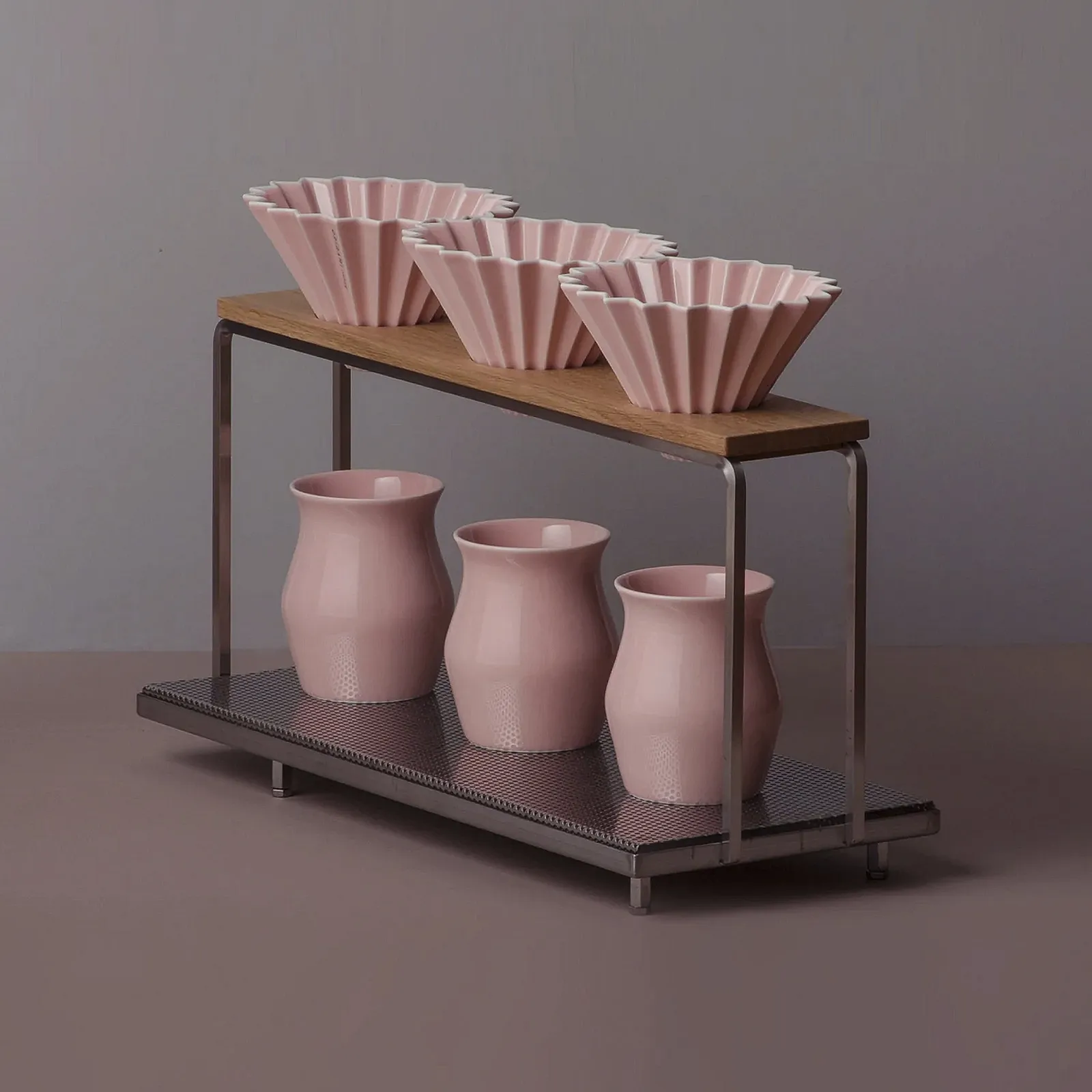 Nhiều ly Origami Sensory Flavor Cup xếp trên giá trưng bày