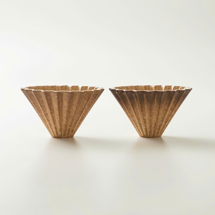 Hai phễu Origami Dripper S Rinko EC Limited đặt cạnh nhau cho thấy mỗi chiếc lên màu men riêng